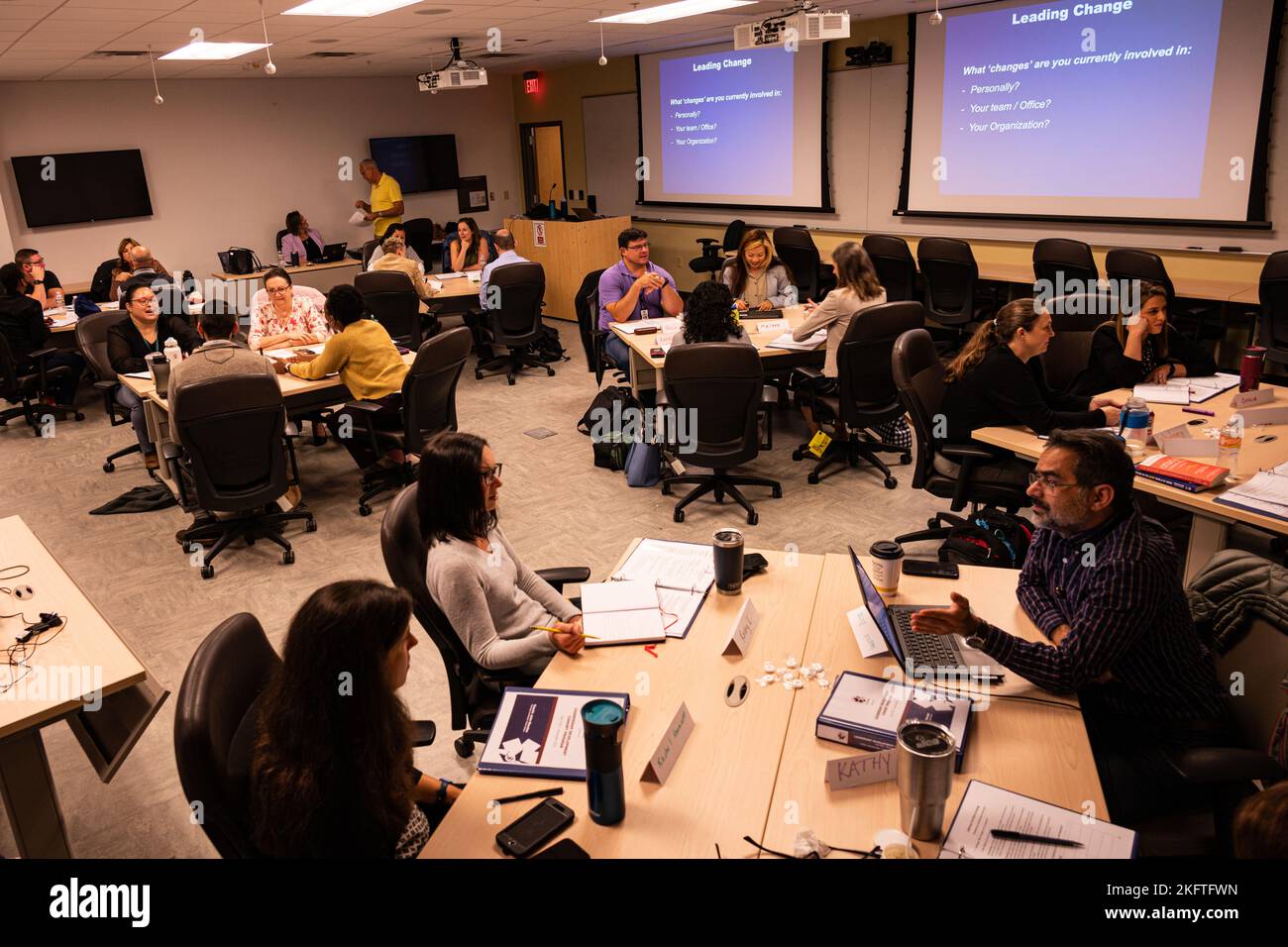 Studenten aus dem gesamten U.S. Army Medical Research and Development Command hören während des Leadership Development Cohort Program (LDCP), Fort Detrick, MD., 6. Oktober 2022. LDCP, gegründet von der U.S. Army Medical Maternel Development Activity (USAMMDA), soll Studenten dabei helfen, ihre Führungsfähigkeiten zu verbessern und sich auf zukünftige und größere Verantwortung innerhalb ihrer Organisation vorzubereiten. USAMMDA, der führende Entwickler neuer Medikamente, Impfstoffe, Geräte und medizinischer Hilfsgeräte der US-Armee, arbeitet routinemäßig mit Einheiten des US-Verteidigungsministeriums und nicht-DOD-Organisationen zusammen, um Warfigh bereitzustellen Stockfoto