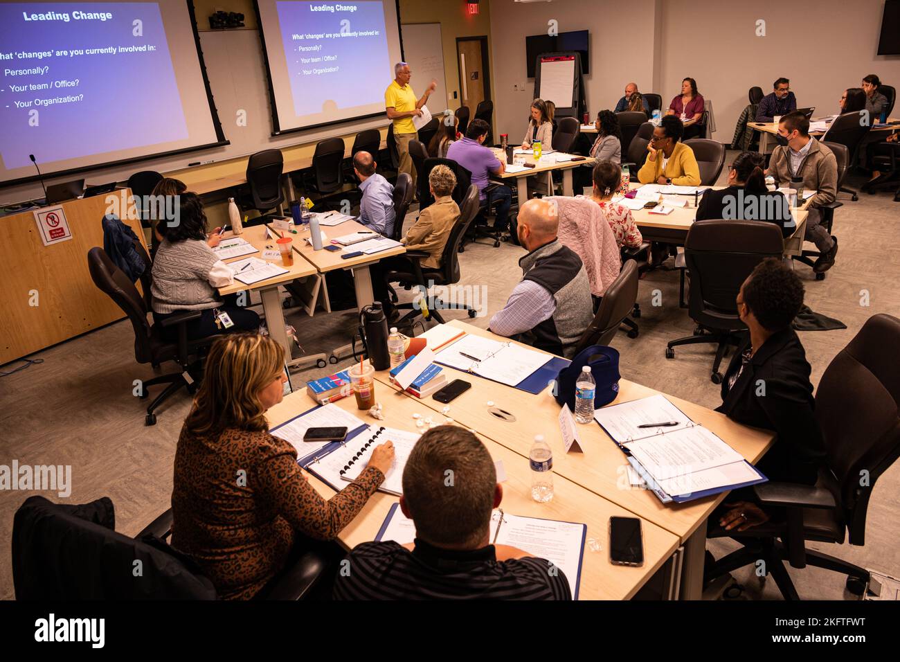 Studenten aus dem gesamten U.S. Army Medical Research and Development Command hören während des Leadership Development Cohort Program (LDCP), Fort Detrick, MD., 6. Oktober 2022. LDCP, gegründet von der U.S. Army Medical Maternel Development Activity (USAMMDA), soll Studenten dabei helfen, ihre Führungsfähigkeiten zu verbessern und sich auf zukünftige und größere Verantwortung innerhalb ihrer Organisation vorzubereiten. USAMMDA, der führende Entwickler neuer Medikamente, Impfstoffe, Geräte und medizinischer Hilfsgeräte der US-Armee, arbeitet routinemäßig mit Einheiten des US-Verteidigungsministeriums und nicht-DOD-Organisationen zusammen, um Warfigh bereitzustellen Stockfoto
