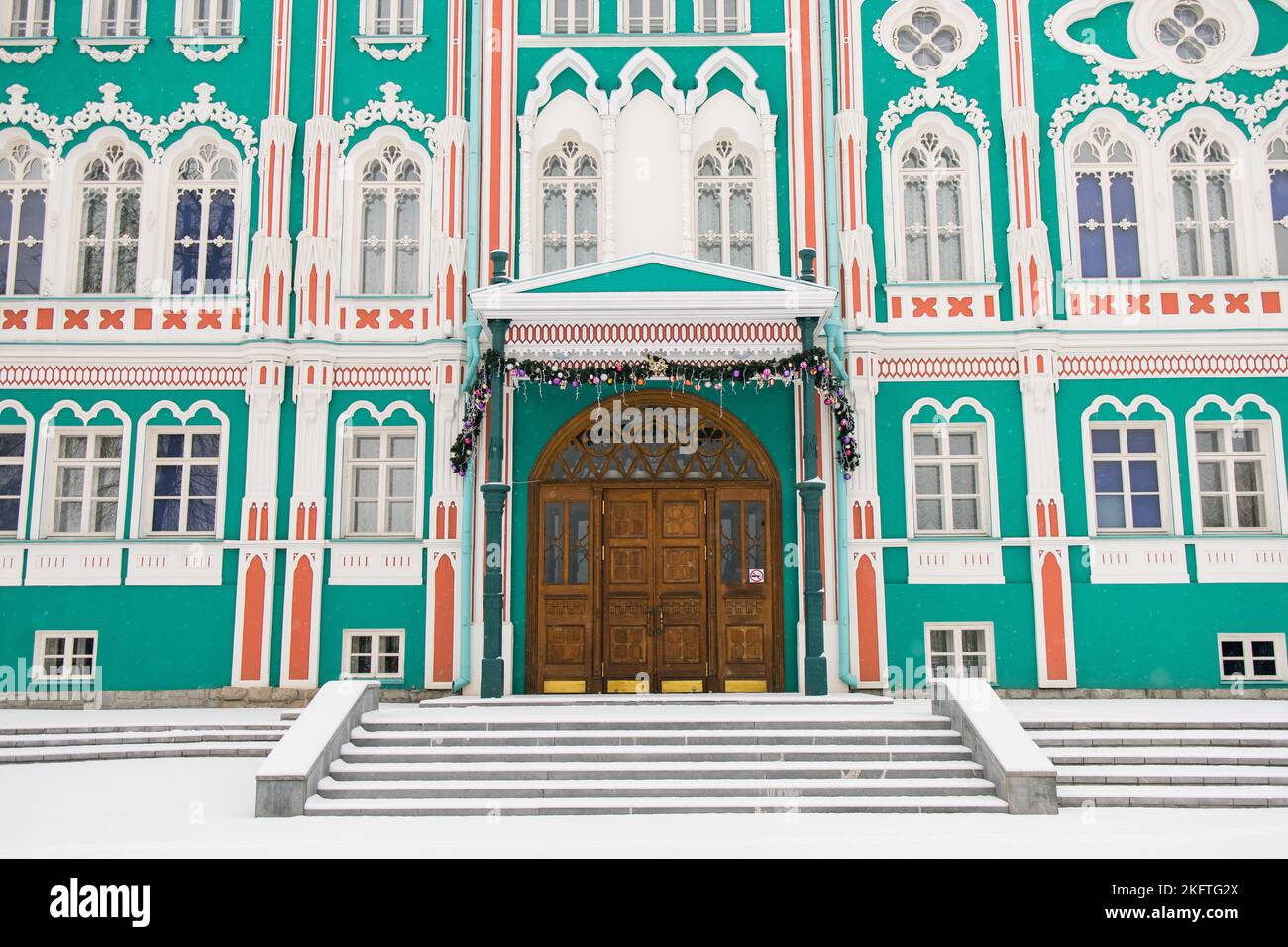 Sewastyanov Haus auch Haus der Gewerkschaften in Jekaterinburg in Russland in der Wintersaison. Es ist ein Palast, der im ersten Viertel des 19. Jahrhunderts erbaut wurde Stockfoto