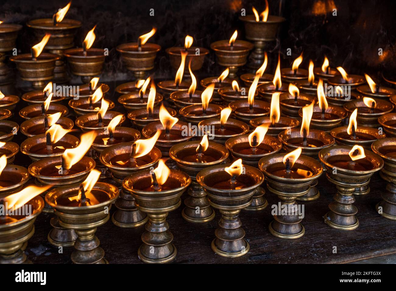 Kerzen in Einem buddhistischen Tempel in Bhutan Stockfoto