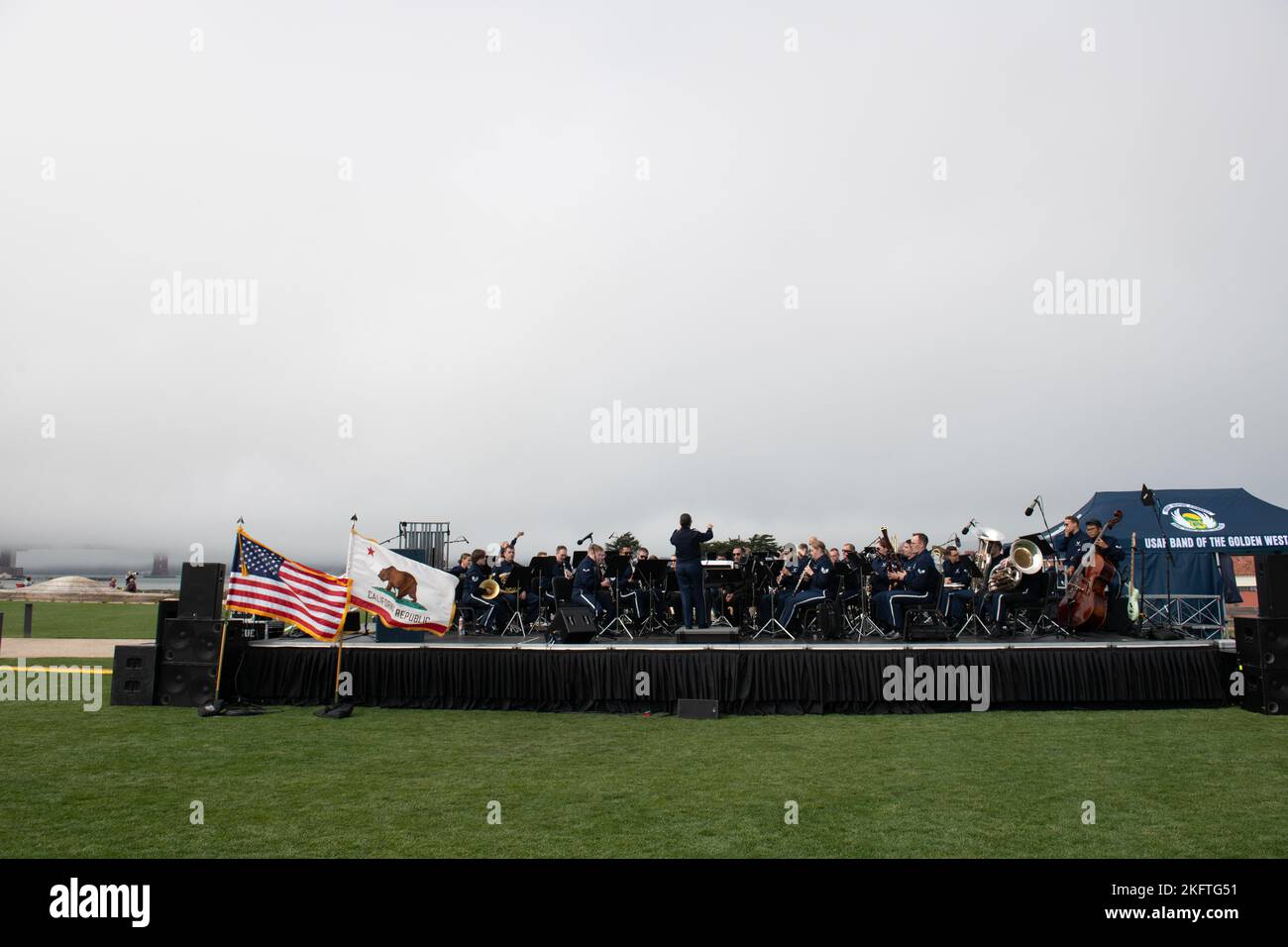 Die U.S. Air Force Band of the Golden West von Travis Air Force Base, Kalifornien, übt vor einem Konzert im Presidio Tunnel Tops, San Francisco, Kalifornien, 6. Oktober 2022. Der Auftritt war Teil der San Francisco Fleet Week Flugschau der US Navy und war das erste Mal, dass die BOTGW in den Presidio Tunnel Tops spielte. BOTGW,Band of the Golden West,Presidio Tunnel Tops,Band,Konzertaufführung, Stockfoto