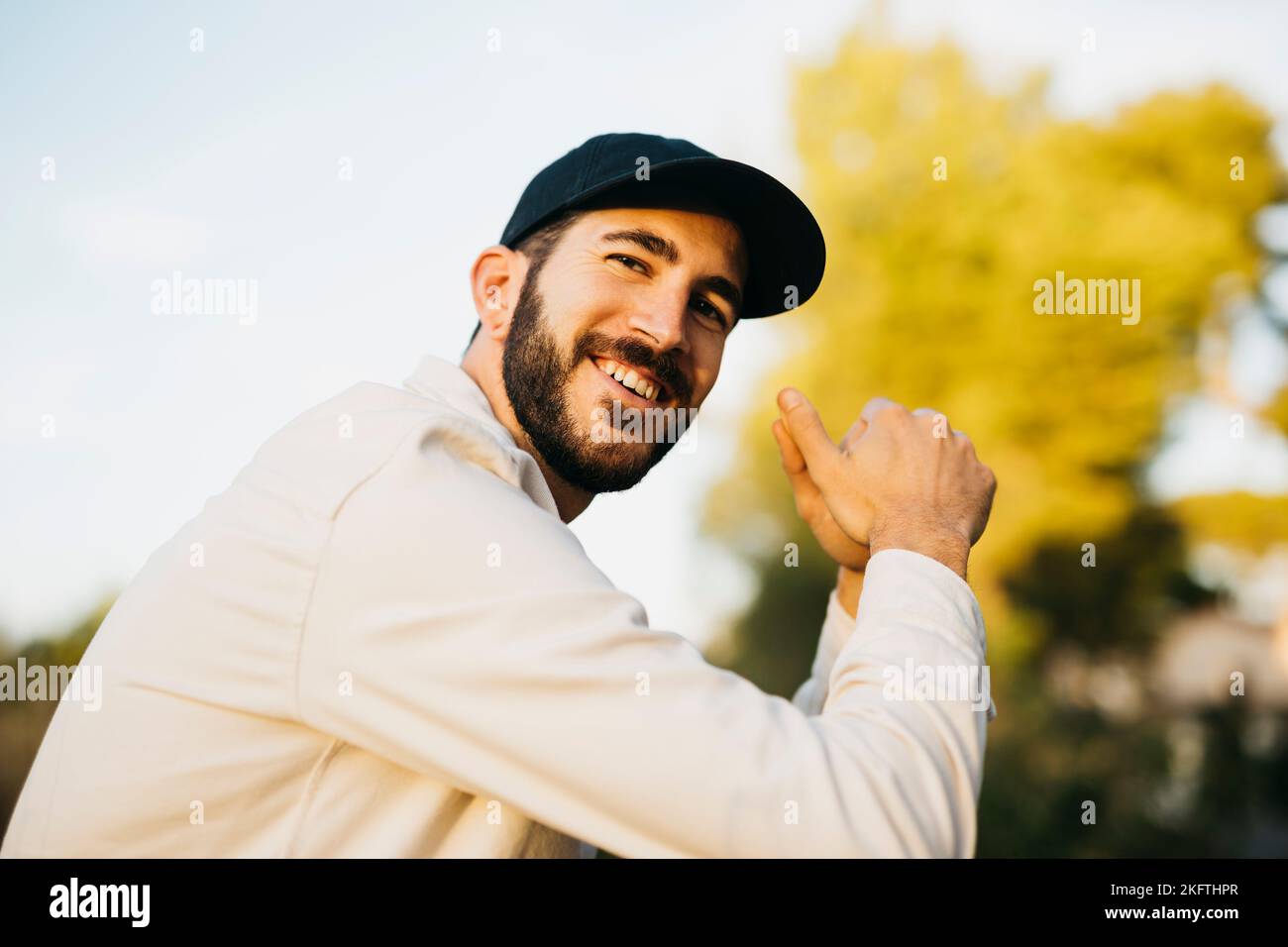 Porträt eines jungen bärtigen Mannes mit schwarzer Mütze auf dem Land Stockfoto