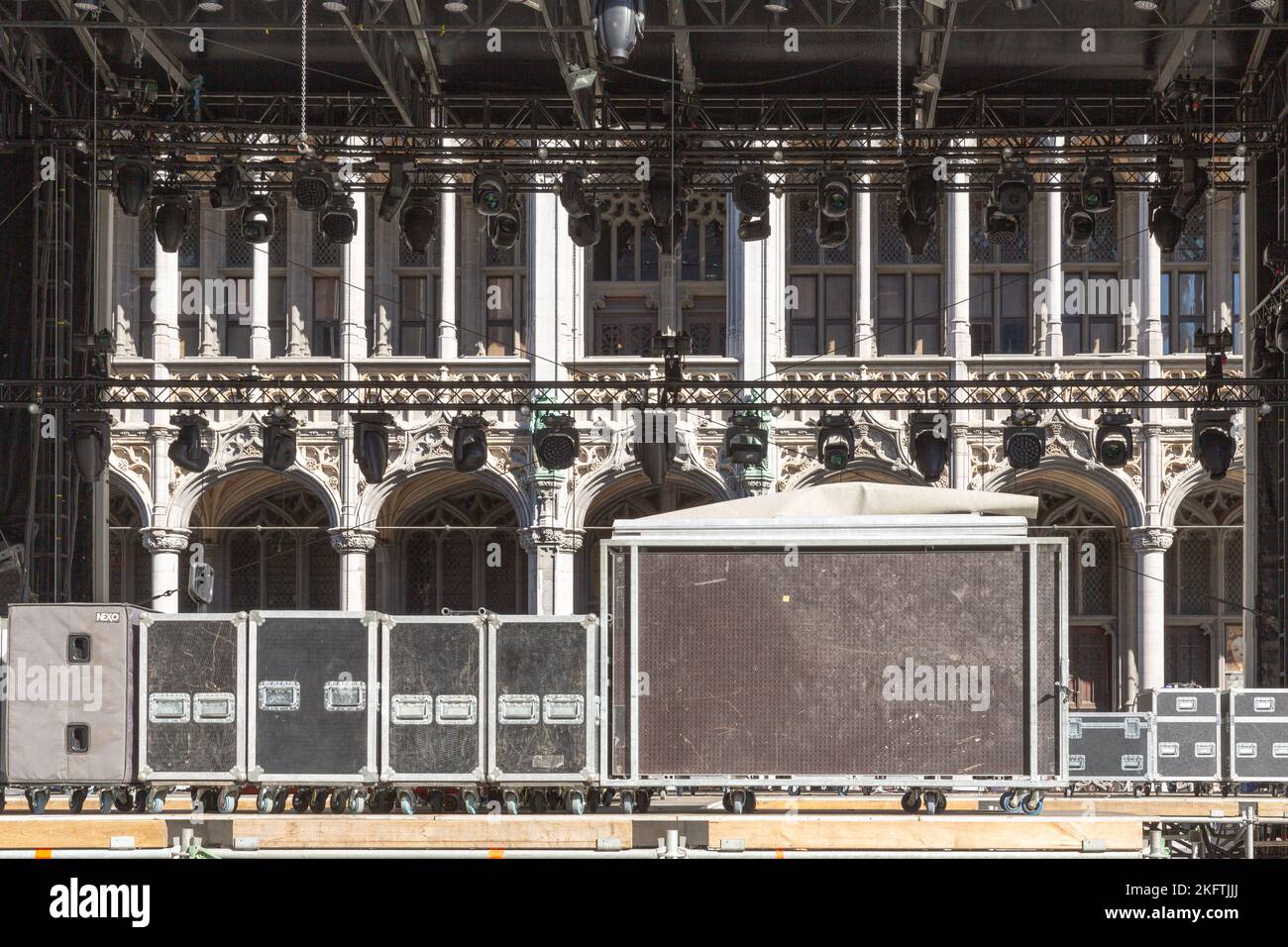 Einrichtung einer Konzertbühne auf dem Grand Place in Brüssel, im Hintergrund das Maison du ROI. Stockfoto