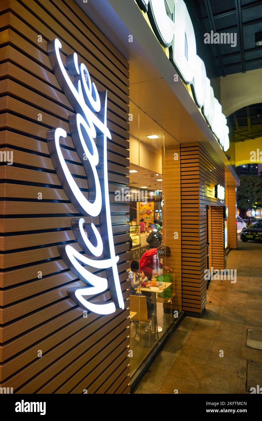 SHENZHEN, CHINA - CIRCA NOVEMBER, 2019: McCafe Schild gesehen bei McDonald's in Shenzhen. Stockfoto