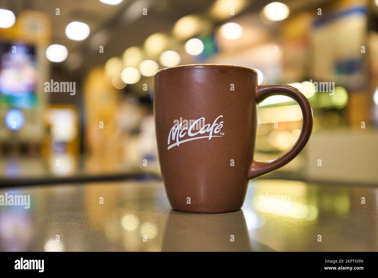 SHENZHEN, CHINA - CIRCA NOVEMBER 2019: Nahaufnahme einer Tasse mit McCafe-Schild auf einem Tisch im McDonald's-Restaurant. Stockfoto