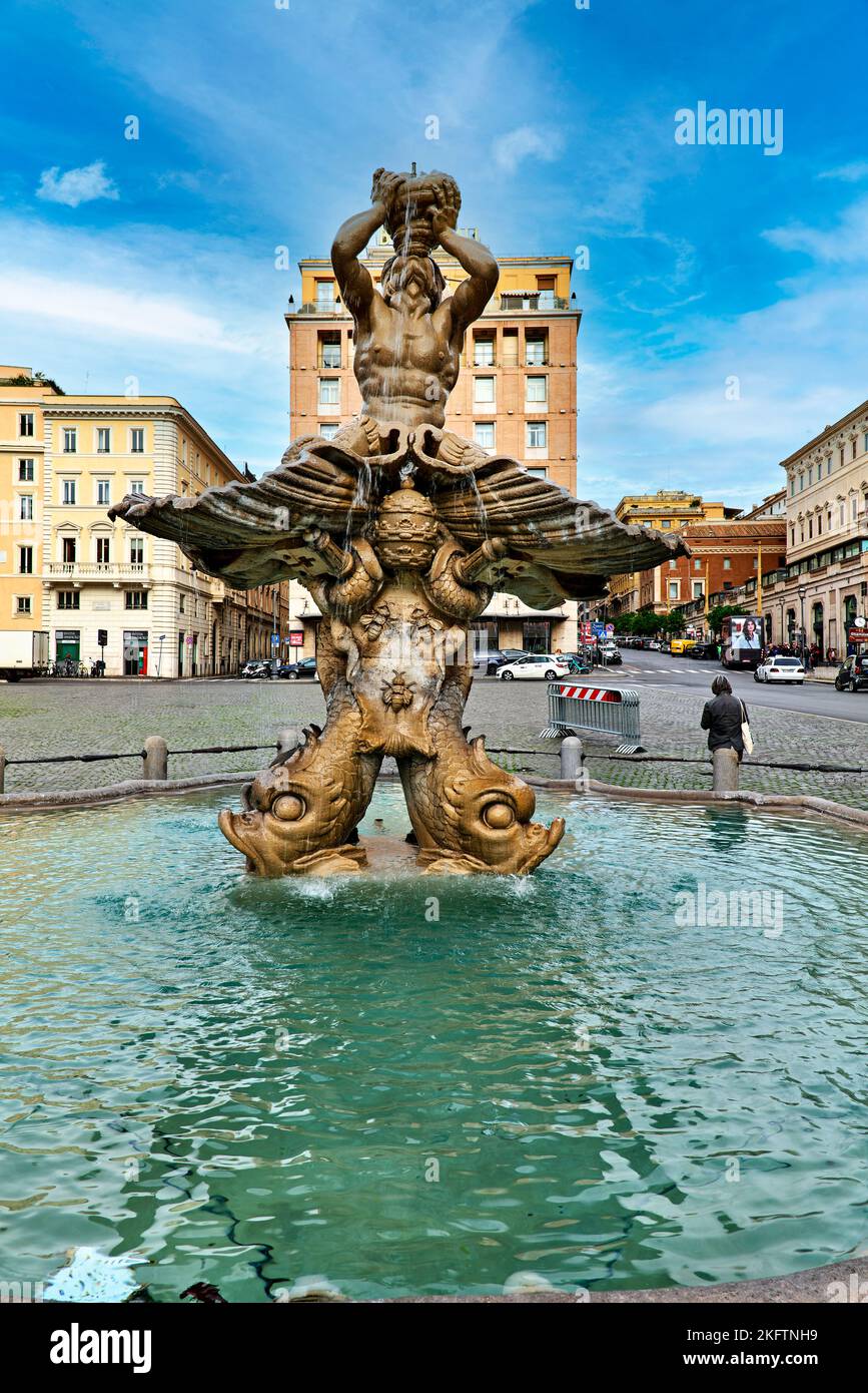 Rom Latium Italien. Fontana del Tritone (Tritonbrunnen) von Bernini auf der Piazza Barberini Stockfoto