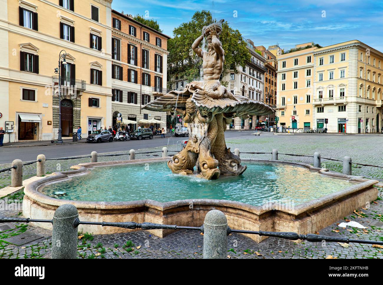 Rom Latium Italien. Fontana del Tritone (Tritonbrunnen) von Bernini auf der Piazza Barberini Stockfoto