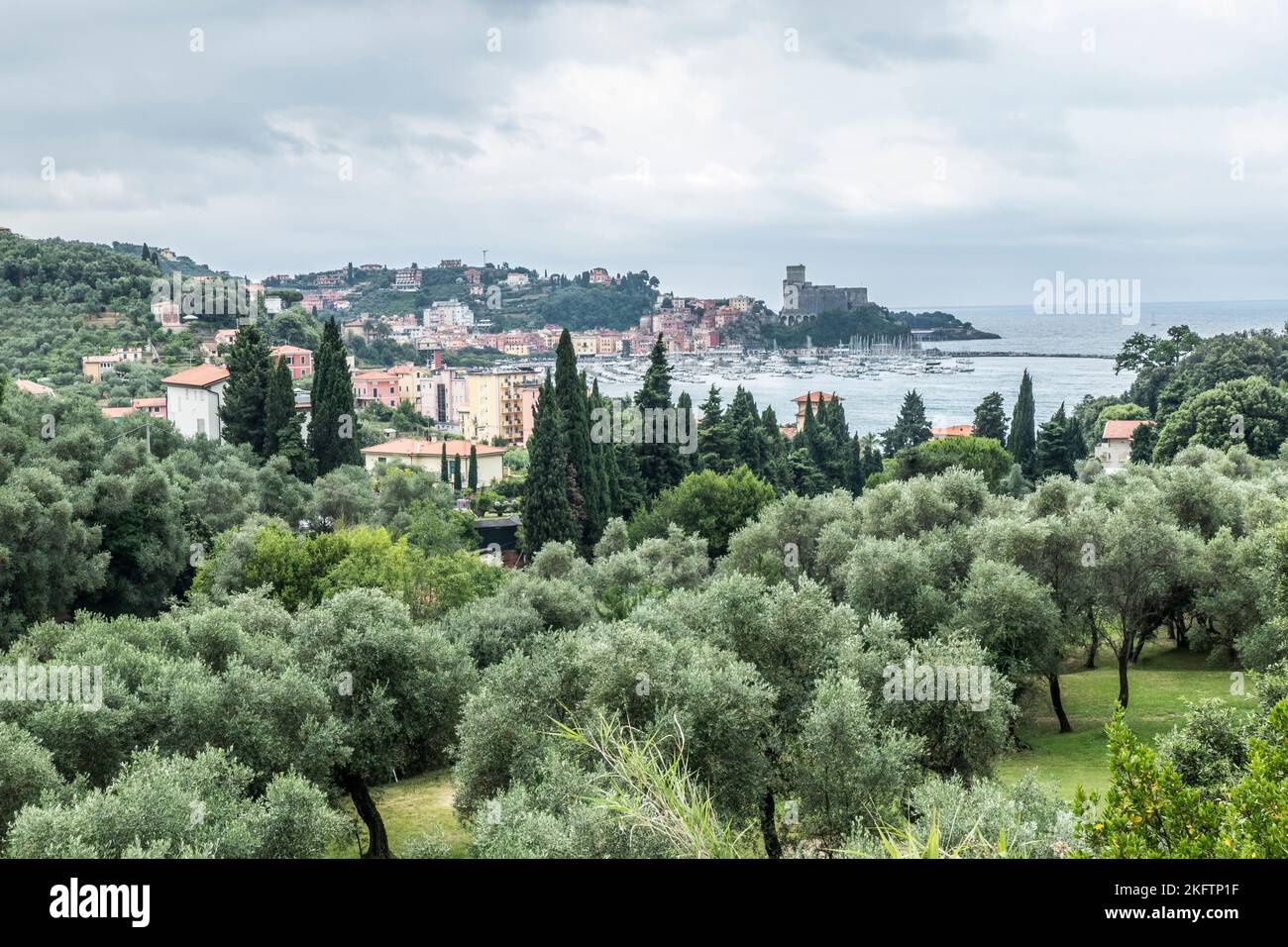 Luftaufnahme von Lerici und seiner Burg über dem Meer Stockfoto