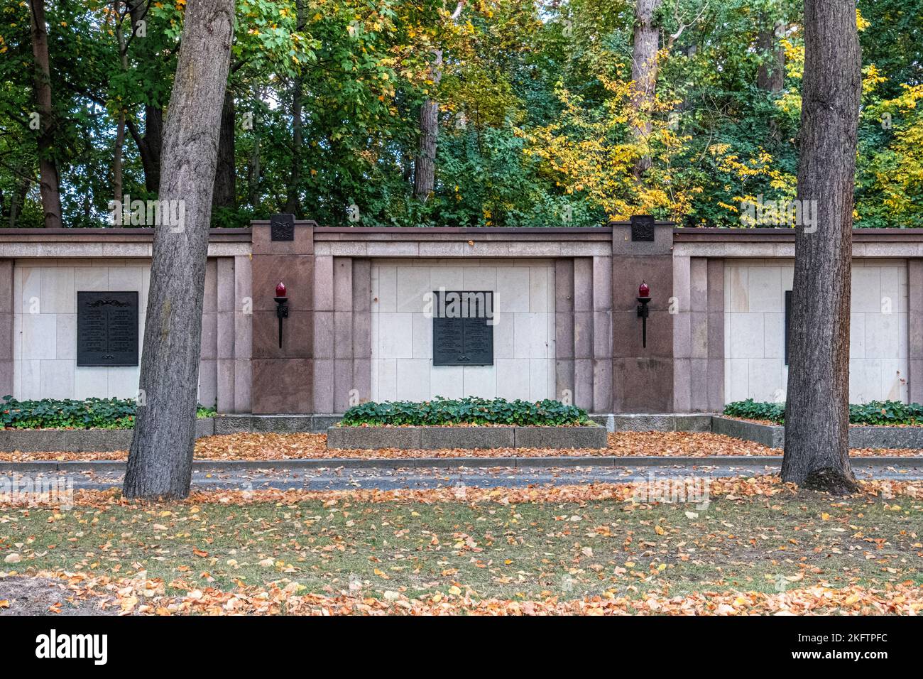 Mauer des Sowjetischen Kriegsdenkmals und Friedhof für Soldaten, die im Zweiten Weltkrieg starben, Schönholzer Heide, Niederschönhausen, Pankow, Berlin, Deutschland Stockfoto