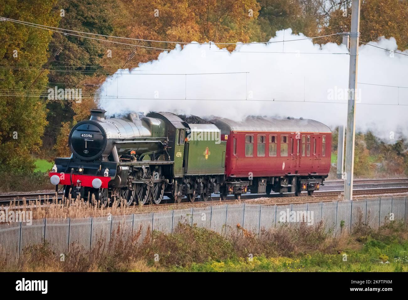 Jubilee Class 5596 Namen Bahamas bewahrte LMS Dampflokomotive hier gesehen Richtung Norden auf der West Coast Main Line in Winwick. Stockfoto