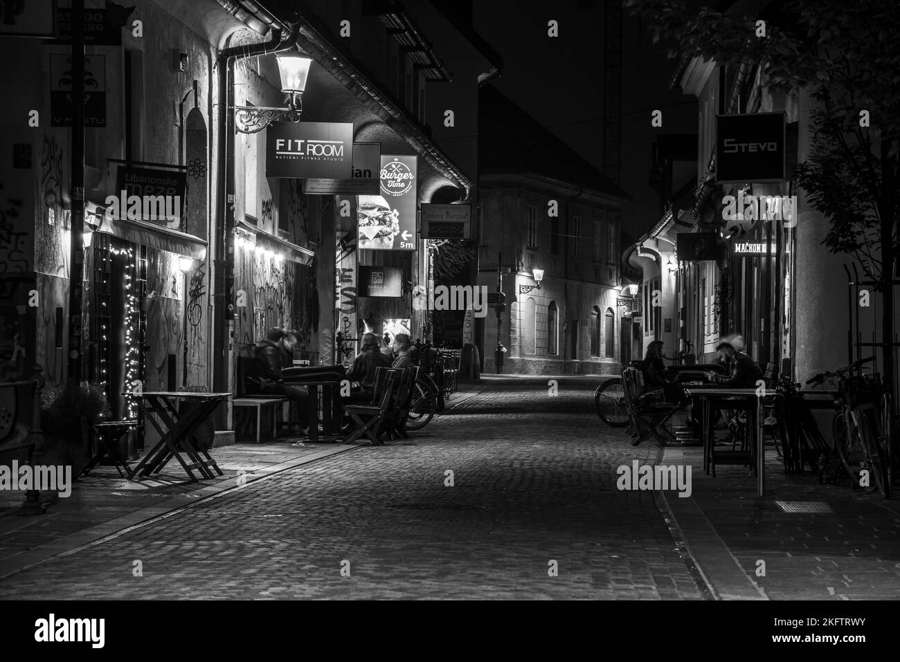 Malerische verlassene Gasse Trubarjeva im Stadtzentrum von Ljubljana bei Nacht, Slowenien Stockfoto