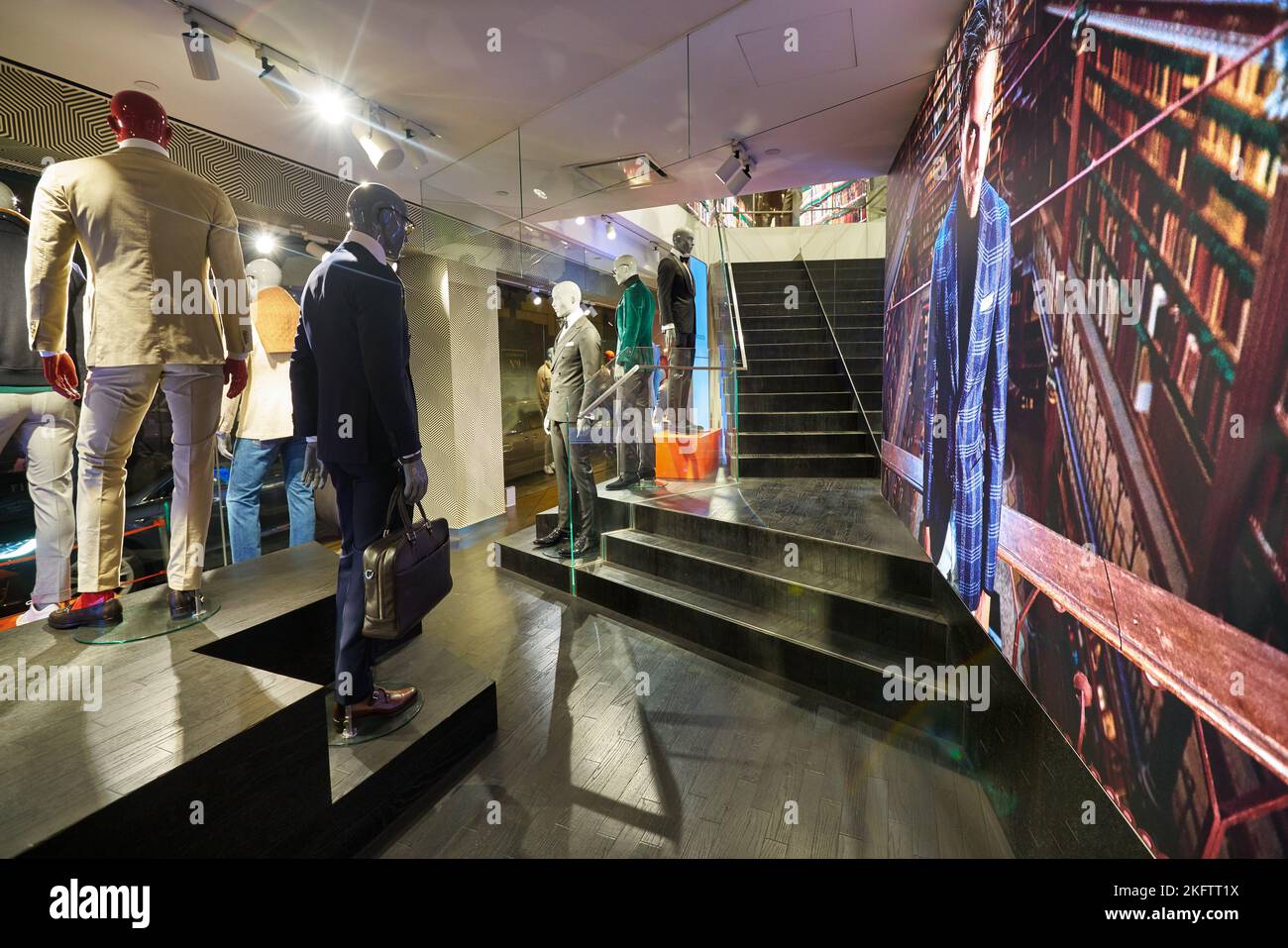 HONGKONG, CHINA - CA. DEZEMBER 2019: Mannequins in Anzügen im SuitSupply Store in Hongkong Stockfoto