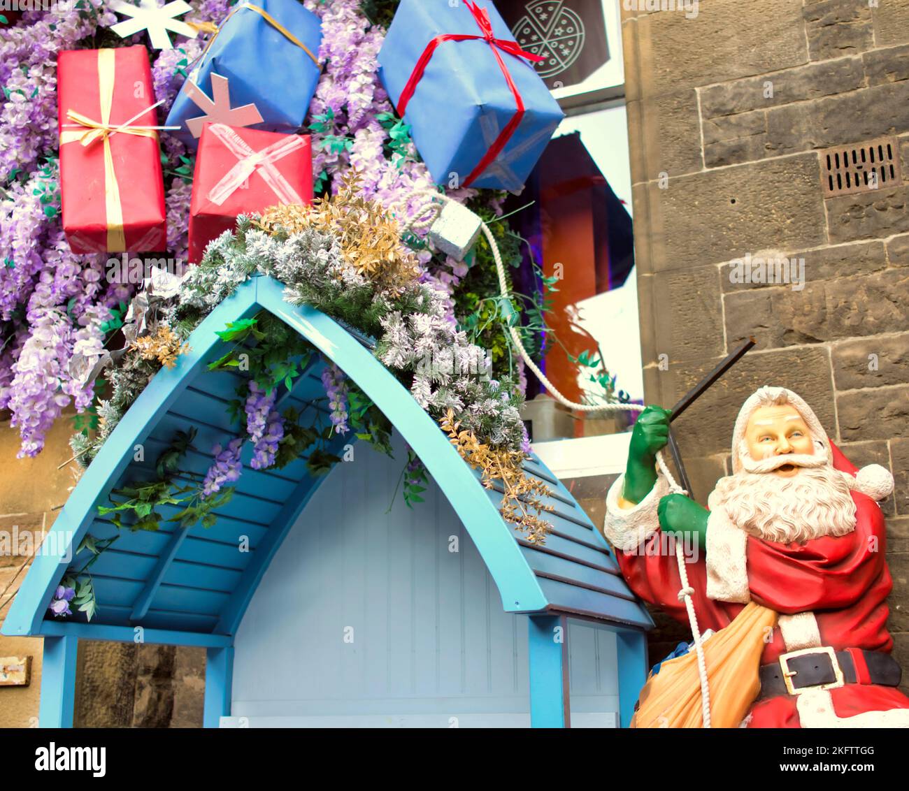 Edinburgh Weihnachtsgeschenke mit dem Weihnachtsmann, der in grassmarket den Schornstein runterkommt Stockfoto