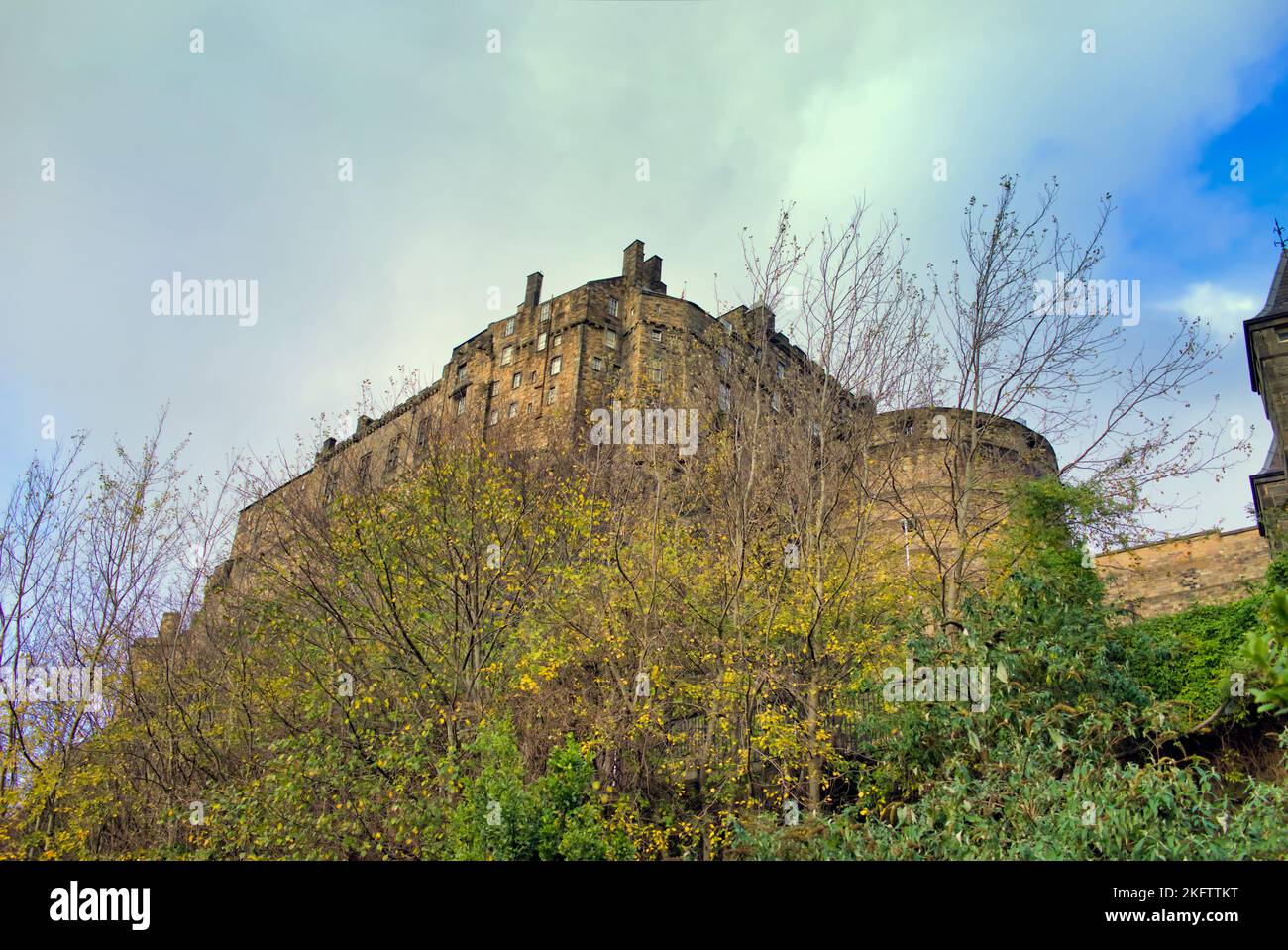 Die Burgmauern von Edinburgh blickten von unten Stockfoto
