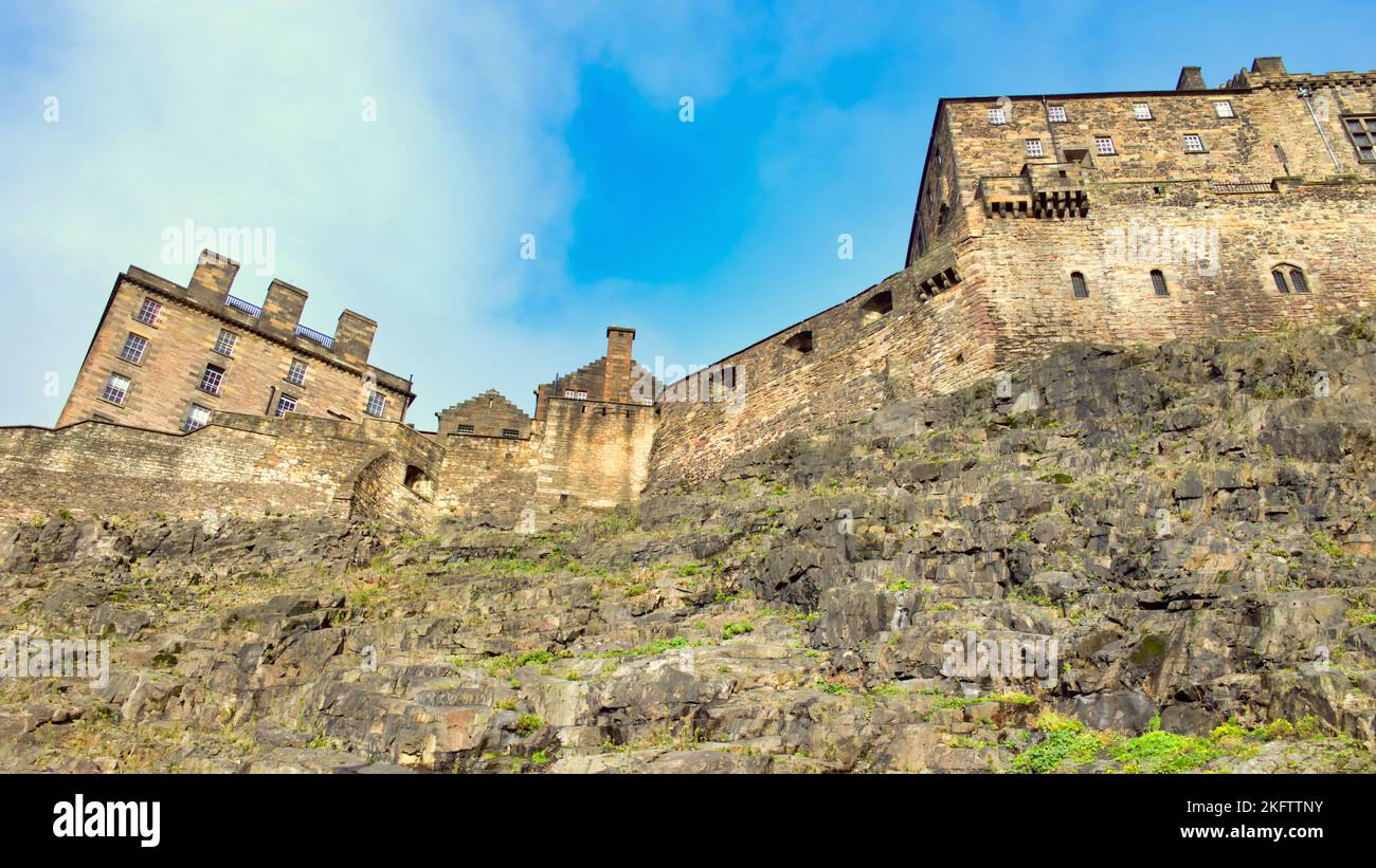 Die Burgmauern von Edinburgh blickten von unten Stockfoto