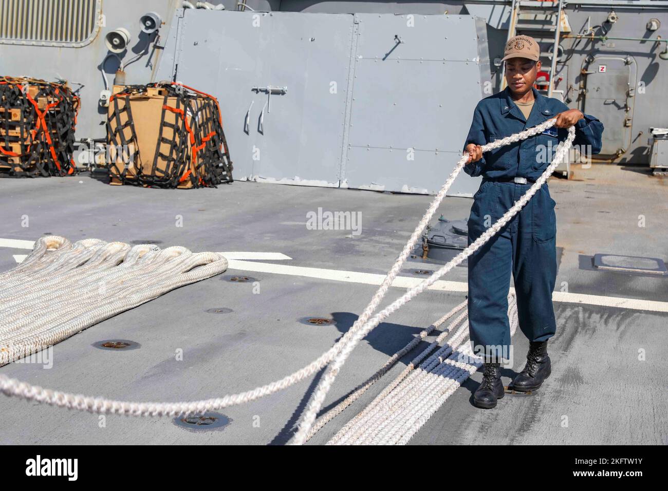 SATTAHIP, Thailand (Okt 7, 2022) Fire Controlman (Aegis) 3. Class Jairin Finch, aus Phoenix, steuert eine Verankerungslinie auf dem Flugdeck an Bord des Arleigh Burke-Klasse Lenkflugkörper-Zerstörers USS Higgins (DDG 76) während eines planmäßigen Hafenbesuchs in Sattahip, Thailand, am 7. Oktober. Higgins wird Commander, Task Force 71/Destroyer Squadron (DESRON) 15, der größten vorwärtseingesetzten DESRON der Navy und der wichtigsten Surface Force der US 7. Flotte, zugewiesen. Stockfoto