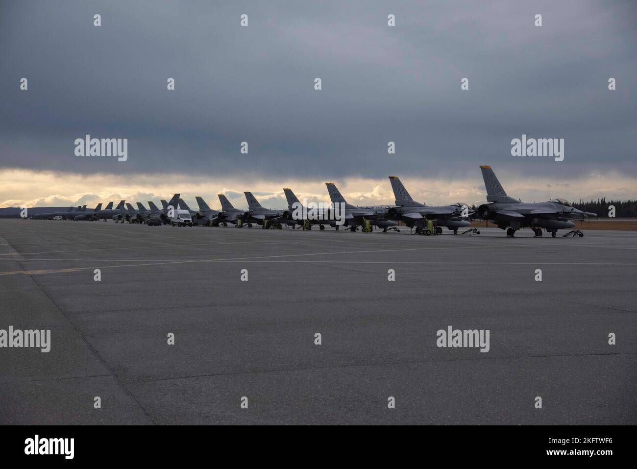 Die F-16-Kampffalken der US-Luftwaffe, die dem 35.-Kampfflügel zugewiesen wurden, und die KC-135-Stratotanker, die dem Alaska Air National Guard 168.-Flügel zugewiesen wurden, sitzen am Anfang der ROTEN FLAGGE Alaska (RF-A) 23-1 auf der Eielson Air Force Base, Alaska, 6. Oktober 2022, auf der Fluglinie. Angesichts der sich entwickelnden Herausforderungen in der Region hält RF-A die Piloten bereit, einen freien und unabhängigen Indo-Pazifik-Raum zu unterhalten. Stockfoto