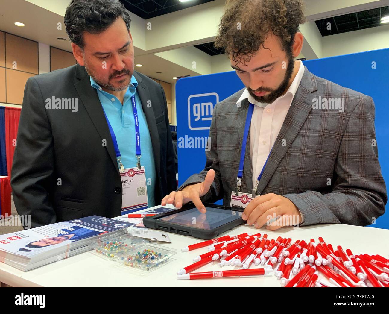 Stephen Scissions, Leiter der Hydrologie- und Hydraulikabteilung im Distrikt Albuquerque, unterstützt Cline Cannon bei der Registrierung während der National Conference der American Indian Science and Engineering Society am 7. Oktober im Palm Springs Convention Center in Kalifornien. Cannon, ein Major im Bereich Erde und Wissenschaft in Cornell, kam zum Stand des US Army Corps of Engineers, um über Karrieremöglichkeiten im Küstenmanagement zu diskutieren. (Foto von Robert Deaux, USACE PAO) Stockfoto