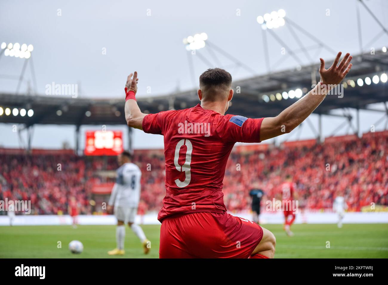 Fußballspieler während des Fußballs. Eine Geste mit erhobenen Händen. Stockfoto