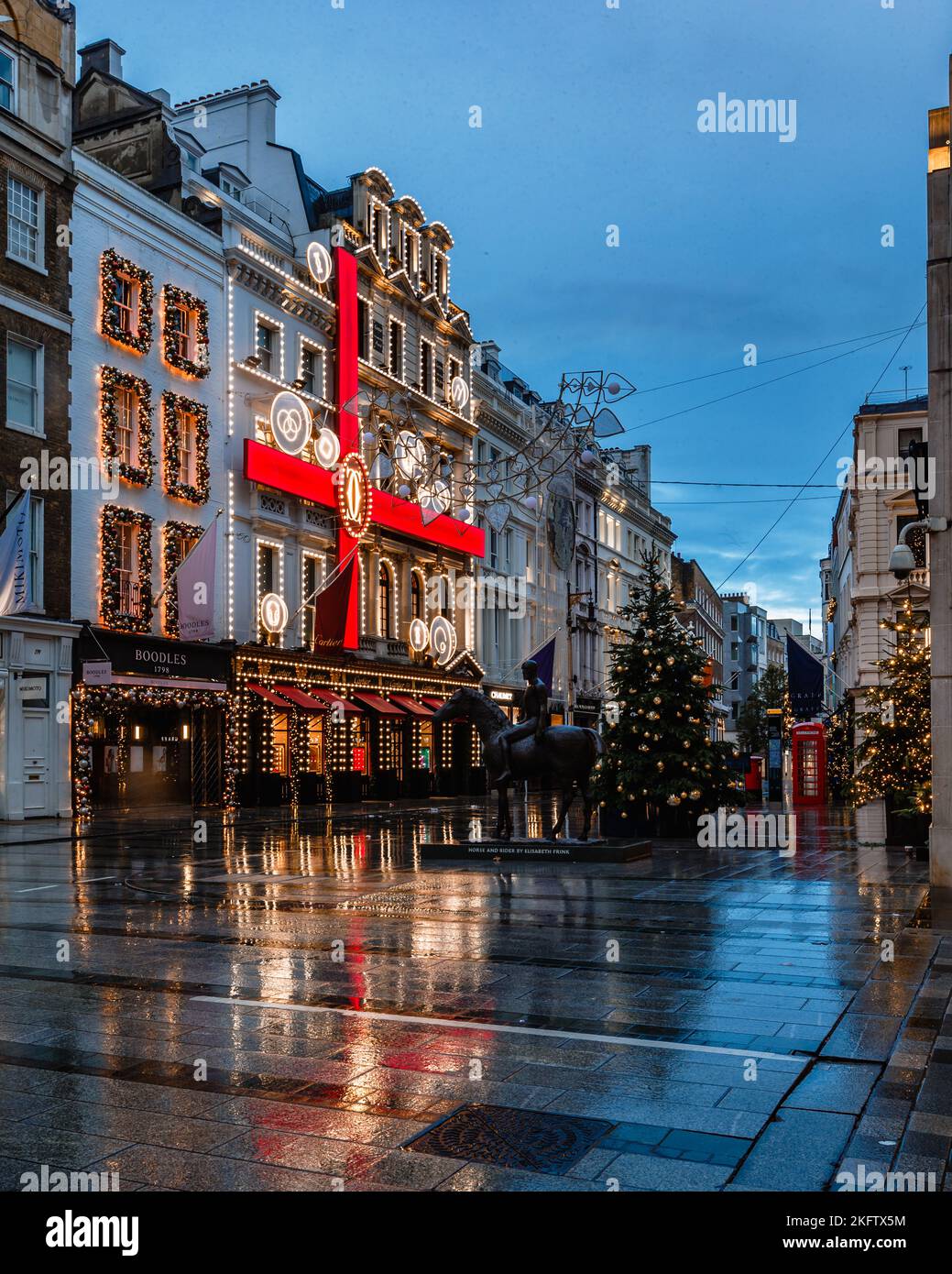 Weihnachtsbaum und Dekorationen auf der Vorderseite des Cartier-Ladens in Mayfair, London. Stockfoto