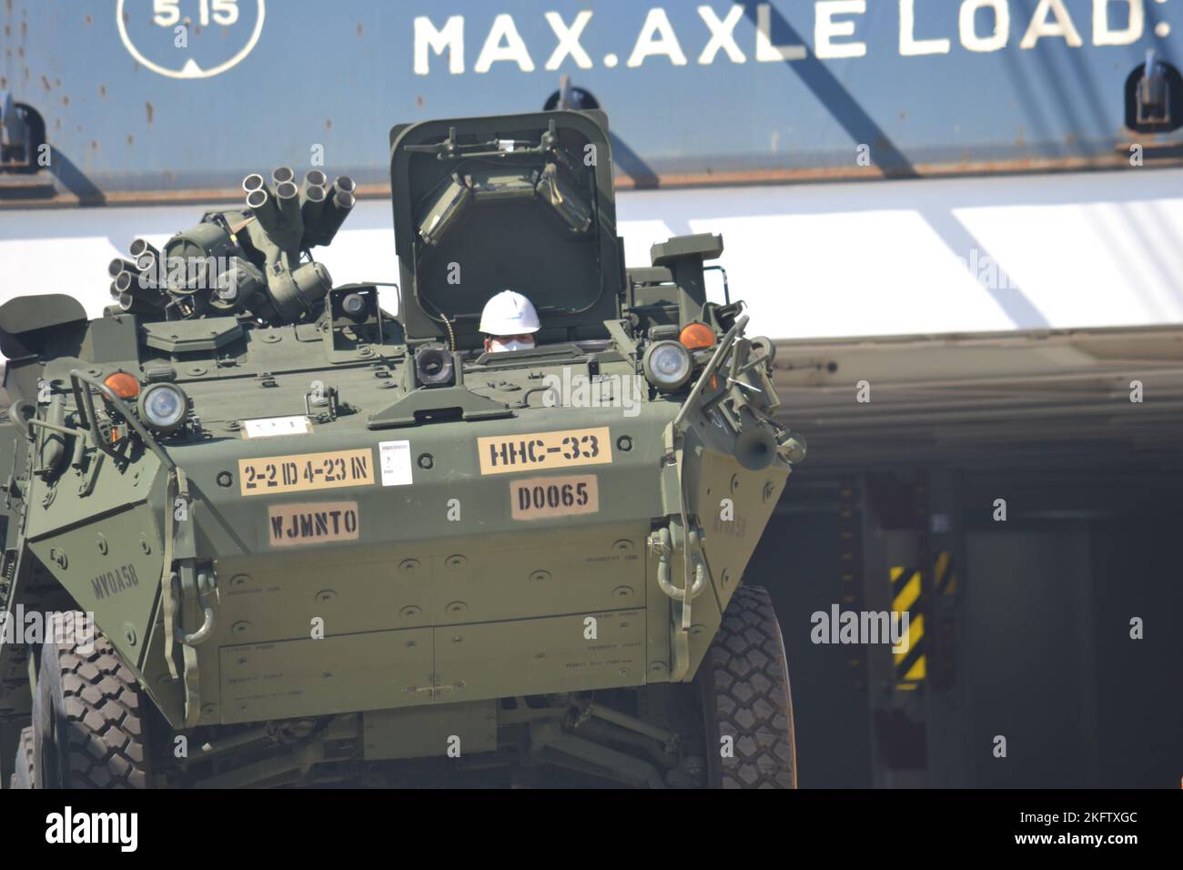 Stryker-Fahrzeuge der 2. Stryker Brigade Combat Team, 2. Infantry Division werden am 8. Oktober 2022 im Hafen von Pyeongtaek, Südkorea, entladen. Stockfoto