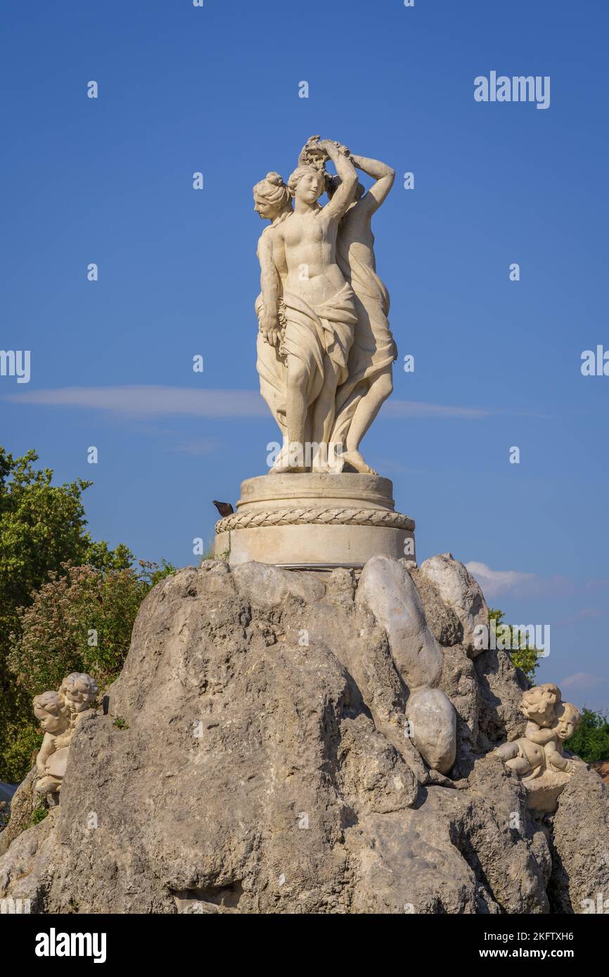 Landschaftsansicht des Brunnens der drei Grazien, elegante Steinskulptur von Frauen und Engeln auf dem Wahrzeichen Place de la Comedie, Montpellier, Frankreich Stockfoto