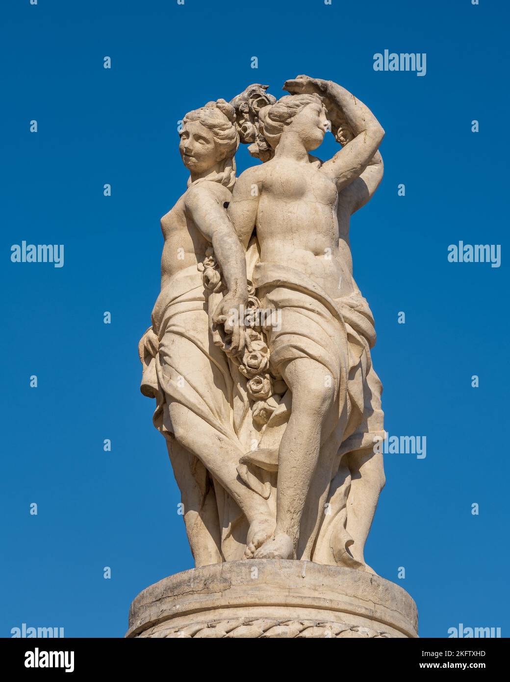 Blick auf die Statue der drei Grazien, elegante Steinskulptur des Brunnens auf dem berühmten Wahrzeichen Place de la Comedie, Montpellier, Frankreich Stockfoto