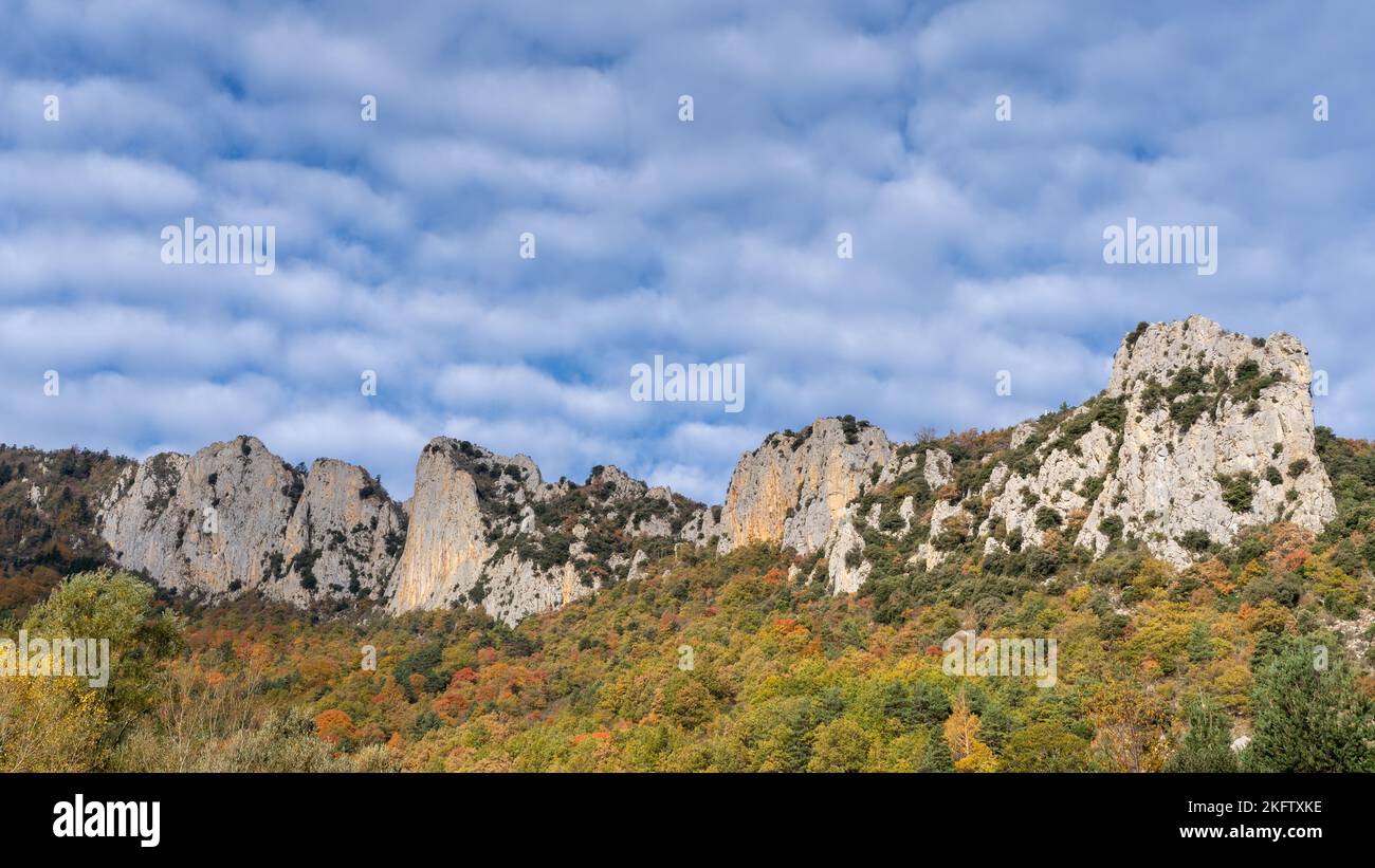 Malerische Herbstlandschaft mit felsigen Klippen und bunten Wald in den unteren Pyrenäen, Salvezines, Aude, Frankreich Stockfoto