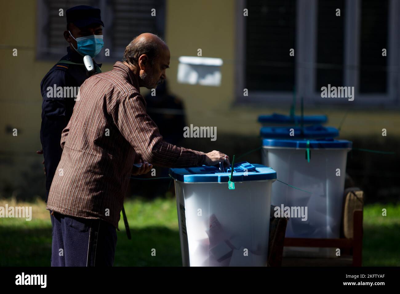 Kathmandu, Nepal. 20.. November 2022. Ein Mann wählt während der Parlamentswahlen in Kathmandu, Nepal, am 20. November 2022 seine Stimme. Nepalis kam am Sonntagmorgen zu den Wahlen zum Repräsentantenhaus des bundesparlaments und zu sieben Provinzversammlungen. Quelle: Sulav Shrestha/Xinhua/Alamy Live News Stockfoto