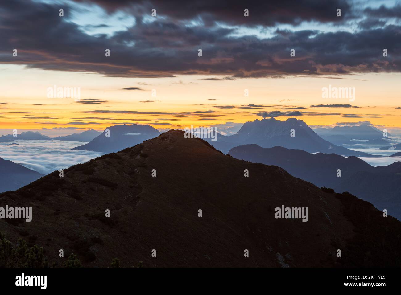 Blick vom Frechjoch auf den Sonnenaufgang über dem Veitsberg und dem Kaisergebirge, Tirol, Österreich Stockfoto