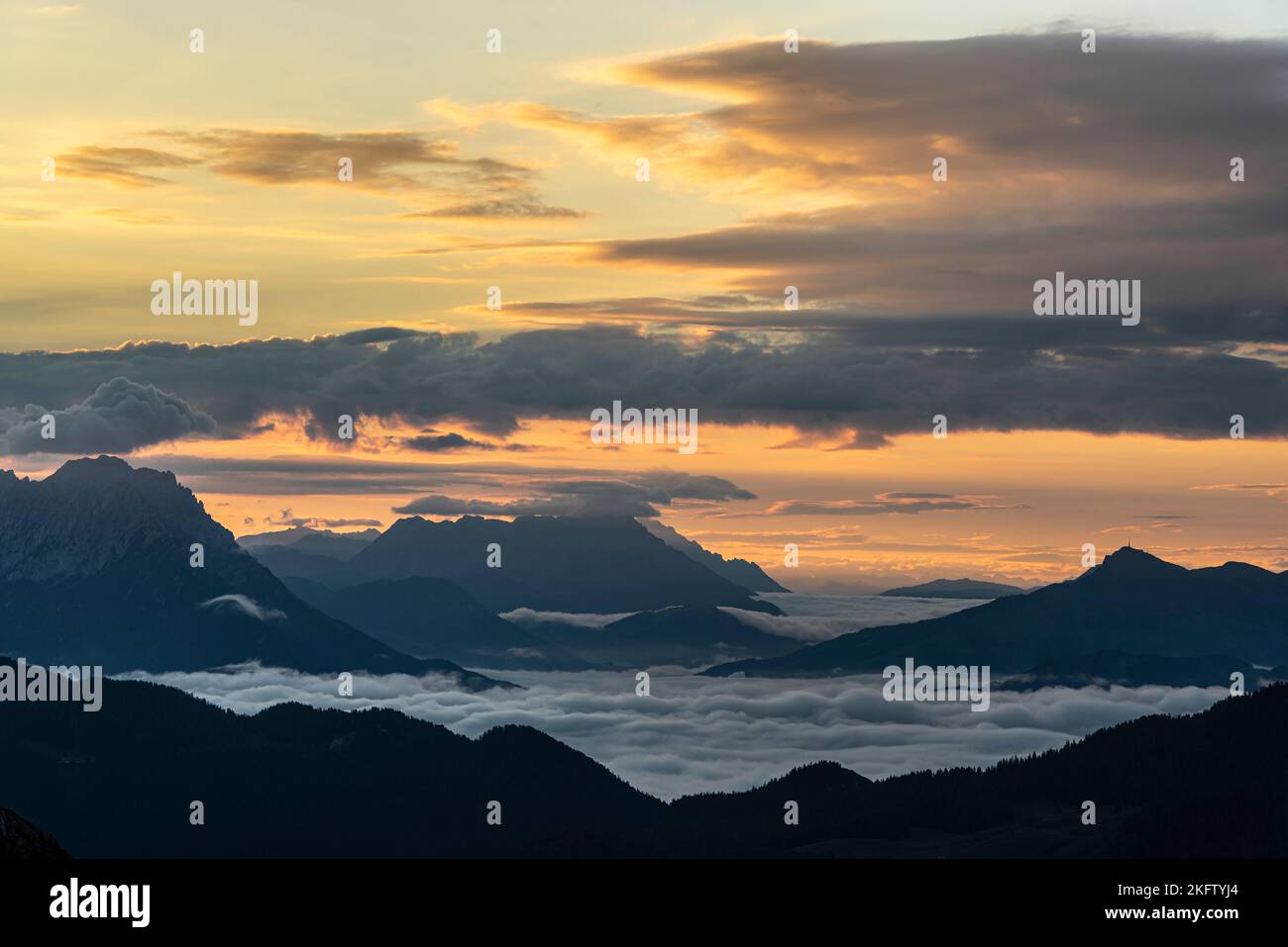 Blick vom Veitsberg auf den Sonnenaufgang über dem Kaisergebirge und den Kitzbüheler Alpen, Tirol, Österreich Stockfoto