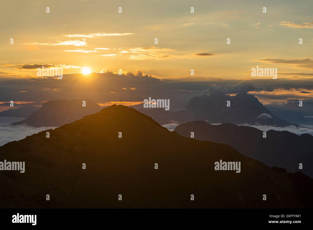 Blick vom Frechjoch auf den Sonnenaufgang über dem Veitsberg und dem Kaisergebirge, Tirol, Österreich Stockfoto