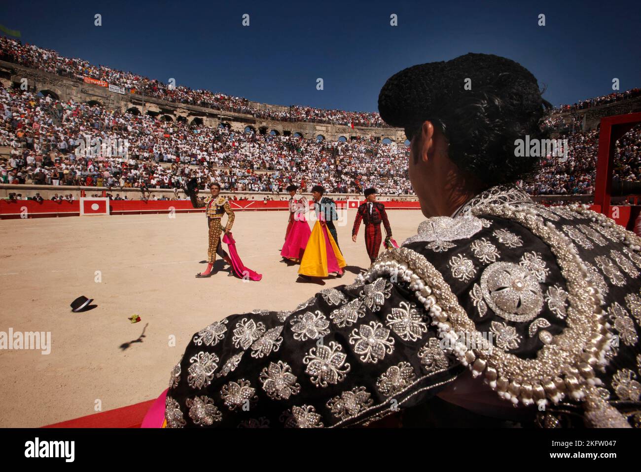 File - der spanische Legendenmatador Jose Tomas führt im Rahmen der Feria de Nimes 61. am 16. September 2012 in Nimes, Frankreich, einen historischen Stierkampf gegen sechs Bullen durch. 15 000 Zuschauer beobachteten das zweieinhalbstündige Spektakel, bei dem Tomas elf Ohren schneiden erhielt. Ist Stierkampf ein „schreckliches Schauspiel der Verwüstung“ oder ein „einzigartiges Kunstwerk“, wie es von Gegnern und Unterstützern des Stierkampfes behauptet wird. Ein Text, der von "abtörigen" Abgeordneten und Umweltschützern vorgelegt und insbesondere von der ehemaligen Journalistin Aymeric Caron getragen wurde, muss am 24. November in der National Asse diskutiert werden Stockfoto