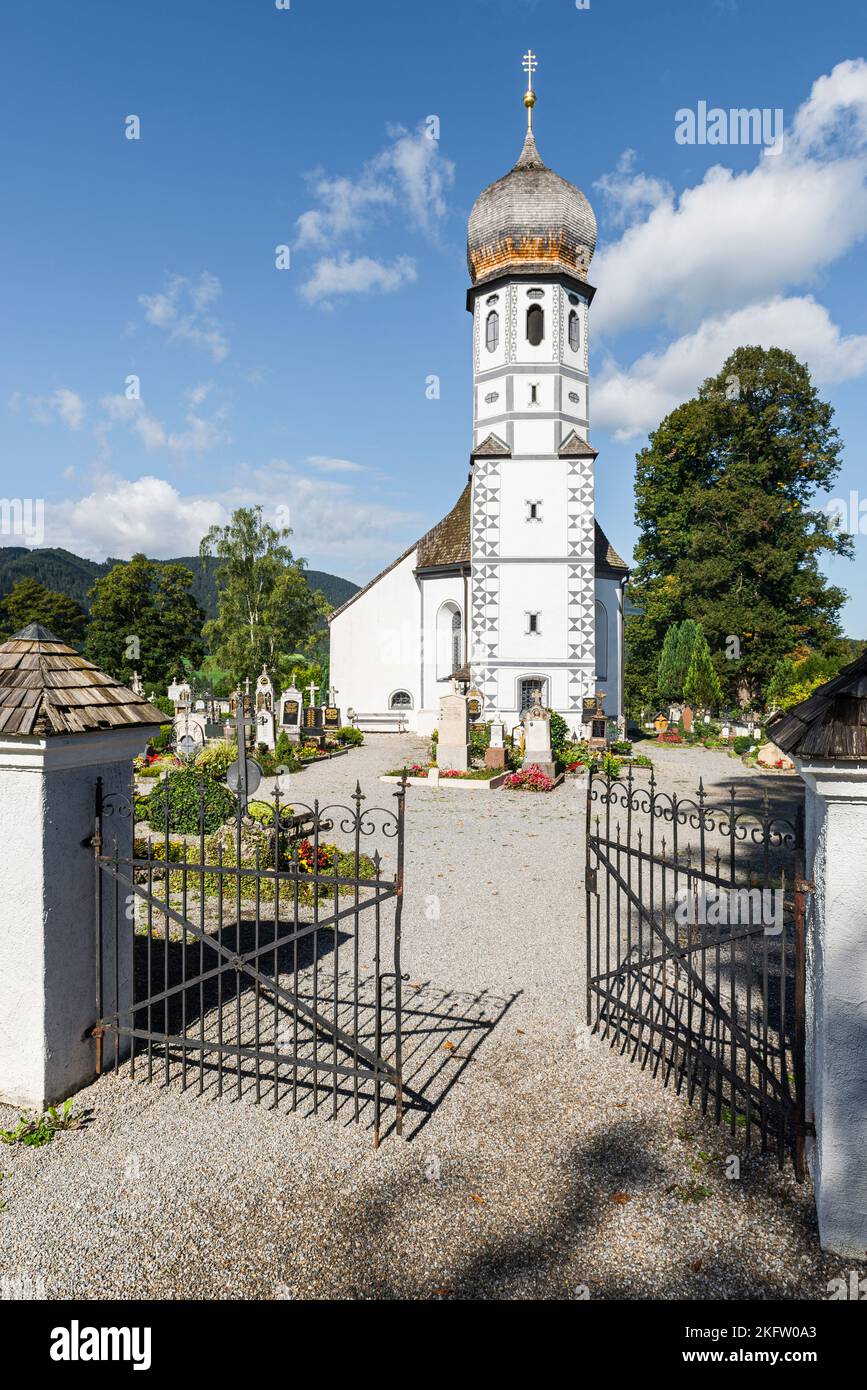 Die barocke katholische Kirche zum Schutz der Jungfrau Maria, umgeben von Gräbern des Friedhofs Fischbachau, Bayern, Deutschland Stockfoto