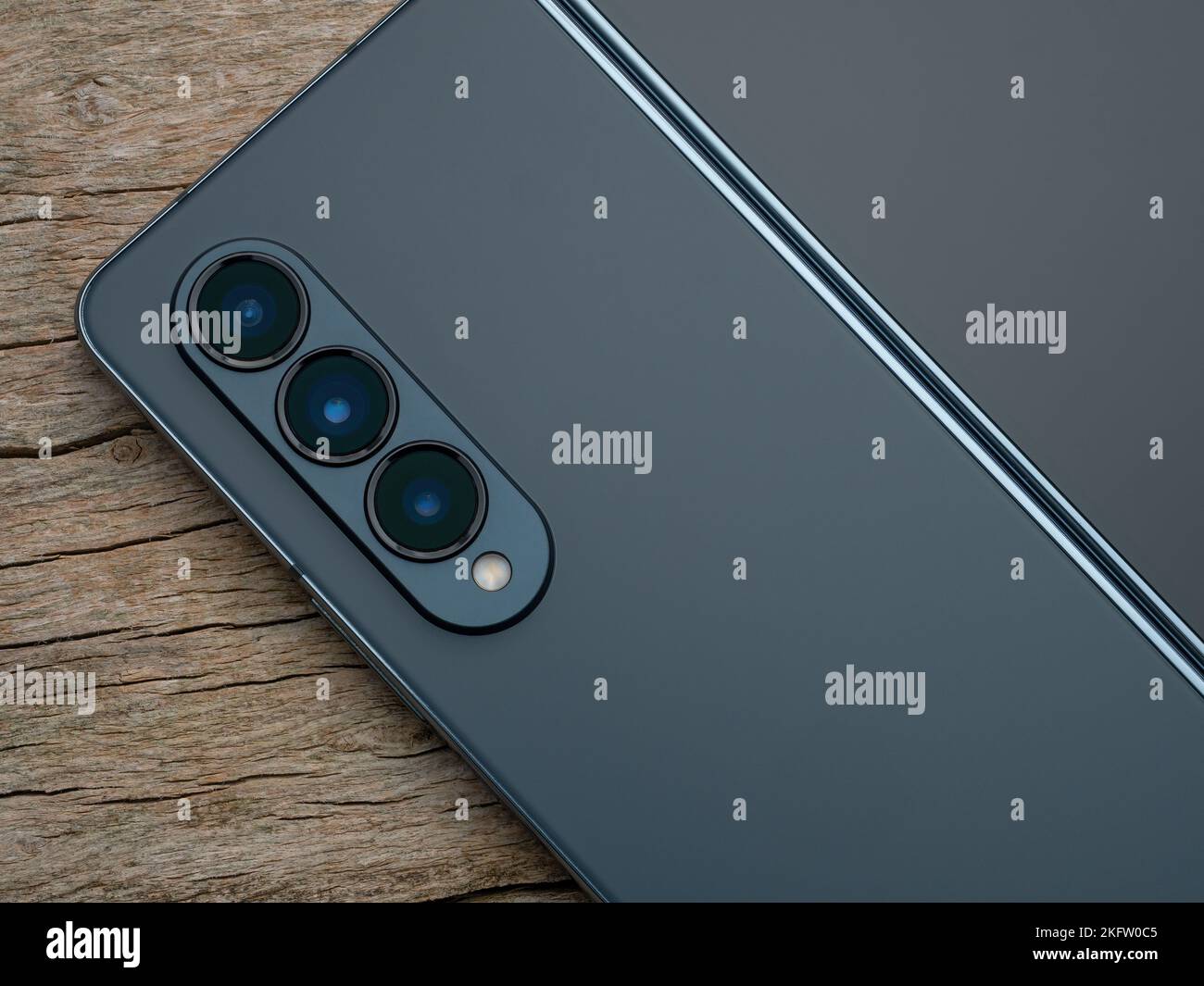 Galati, Rumänien - November, 17 2022: Samsung bringt das Galaxy Z Fold4 auf den Markt, die vierte Generation eines faltbaren Smartphones mit dreifacher Kamera auf der Rückseite Stockfoto