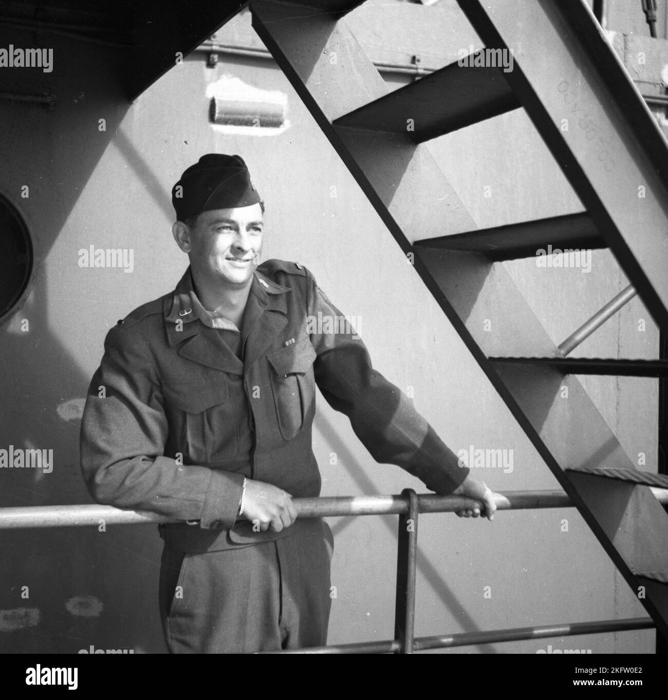 Porträt des Mannes in Uniform. Veteranen der United States Army kommen nach dem Zweiten Weltkrieg auf dem Elgin Victory Schiff nach Hause SS Elgin Victory, ein von Permanente Metals gebautes Schiff vom Typ VC2-S-AP2 Victory Stockfoto