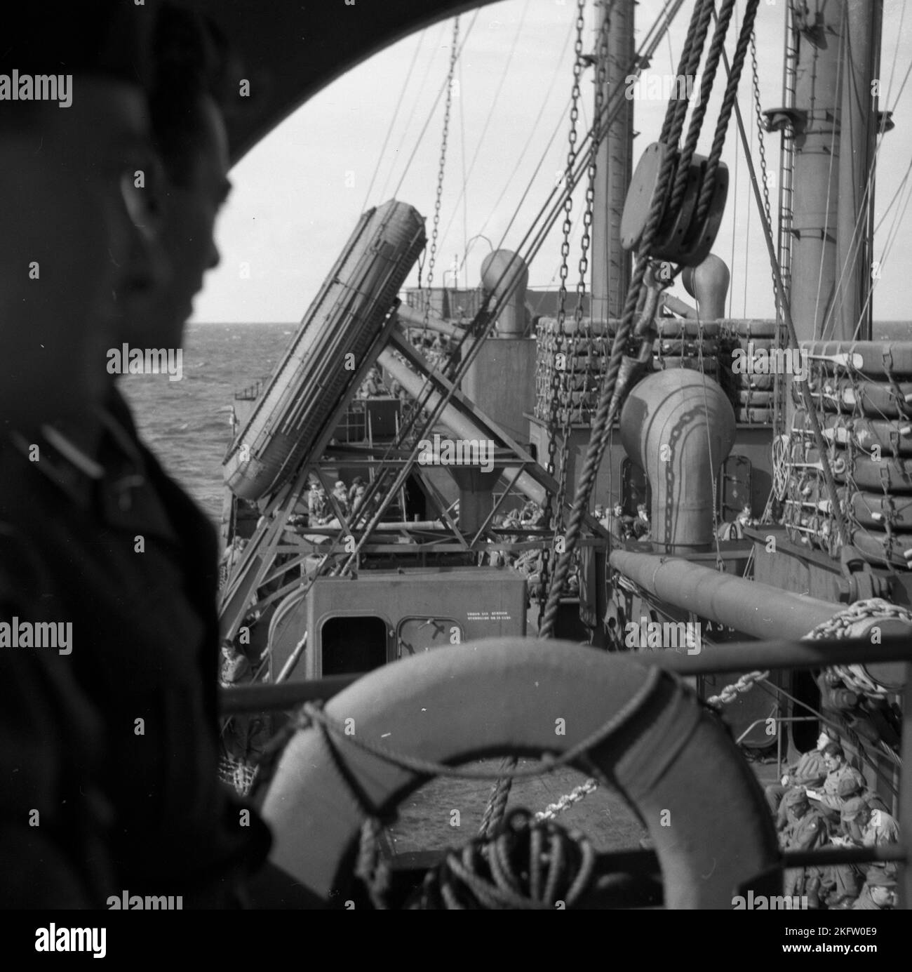 Männer, die auf dem Schiff sitzen. Veteranen der United States Army kommen nach dem Zweiten Weltkrieg auf dem Elgin Victory Schiff nach Hause SS Elgin Victory, ein von Permanente Metals gebautes Schiff vom Typ VC2-S-AP2 Victory Stockfoto