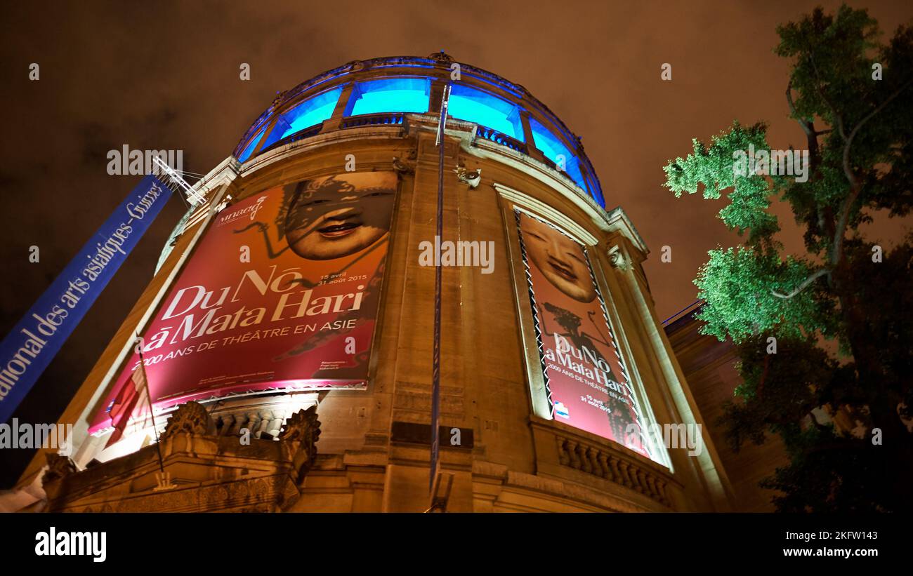 PARIS, FRANKREICH - 09. AUGUST 2015: Außenaufnahme des Guimet-Museums in Paris bei Nacht. Stockfoto