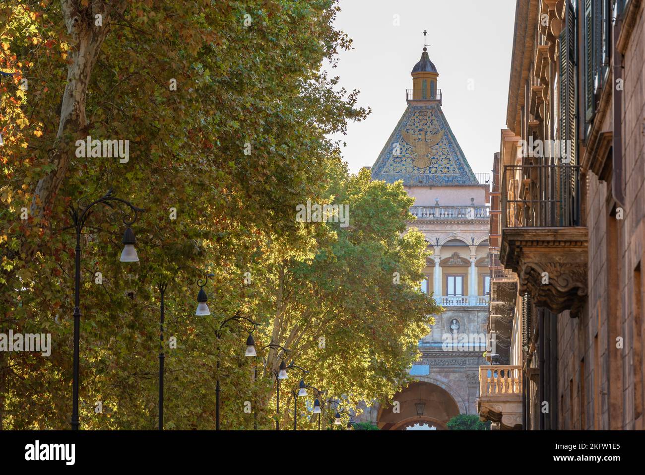 Palermo, Sizilien, Italien. Porta Nuova, historisches Wahrzeichen neben dem Palazzo dei Normanni, Triumphbogen und Tor aus dem Jahr 1570 Stockfoto