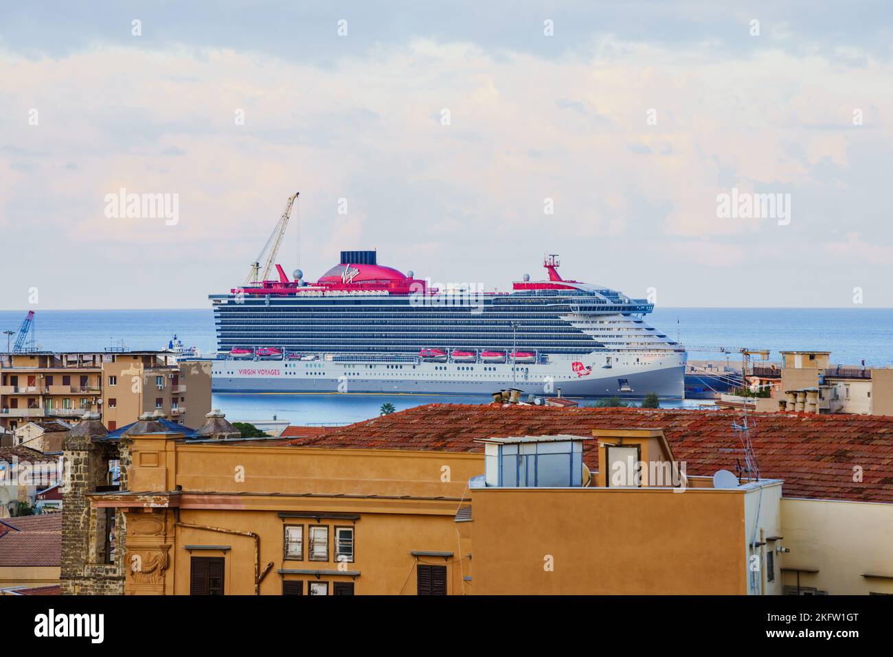 Virgin Cruise Resilient Lady vor Anker im Hafen von Palermo, Sizilien, Italien Stockfoto