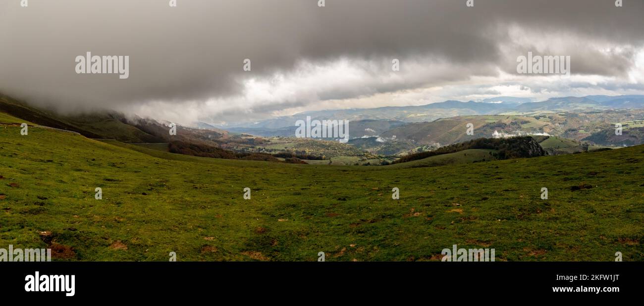 Paisaje montañoso en la selva de Irati comenzando la tormenta, Pirineo Navarro, España Stockfoto