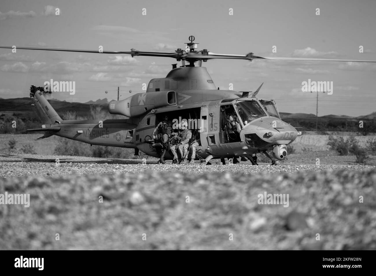US Marine Corps Infanteristen mit 2. Bataillons, 7. Marine Regiment, 1. Marine Division, warten auf die Abfahrt an Bord eines UH-1Y Venom während des Waffen- und Taktiken Instructor (WTI) Kurses 1-23 im K9 Village Training Complex, Yuma Proving Ground, Arizona, 8. Oktober 2022. WTI ist eine siebenwöchige Schulungsveranstaltung, die von Marine Aviation Weapons and Tactics Squadron One veranstaltet wird und standardisierte fortgeschrittene taktische Schulungen und Zertifizierungen von Instruktoren bietet, um die Ausbildung und Bereitschaft der Marine Aviation zu unterstützen, und hilft bei der Entwicklung und dem Einsatz von Flugwaffen und -Taktiken. Stockfoto