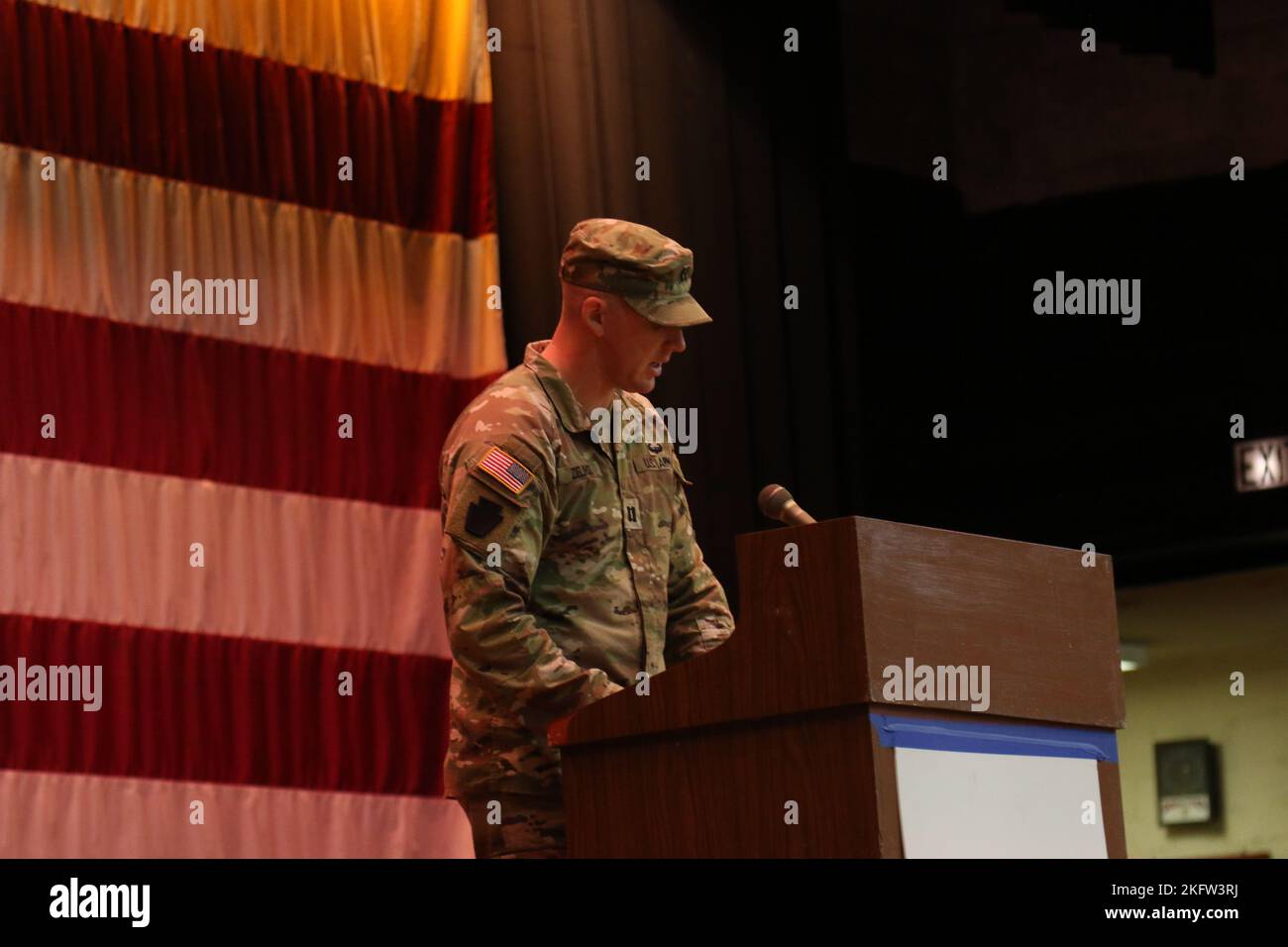 Der US-Armeekapnat Connor Zielinski spricht während einer Einsatzzeremonie zu Ehren der Soldaten mit dem Hauptquartier- und Hauptquartier-Bataillon, der 28. Infanterie-Division und ihrer Familien im Zembo Shrine Auditorium. Die Soldaten enteignen sich für ein Jahr in den Nahen Osten, um die Operation Spartan Shield zu unterstützen. Stockfoto