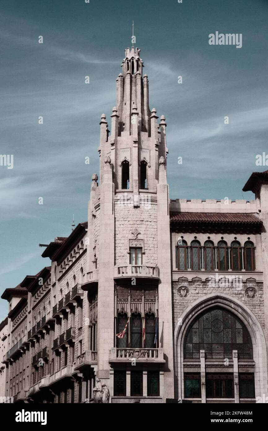 Eine vertikale Skyline eines gotischen Architekturgebäudes in der Straße Vie Laietana in Barcelona Stockfoto