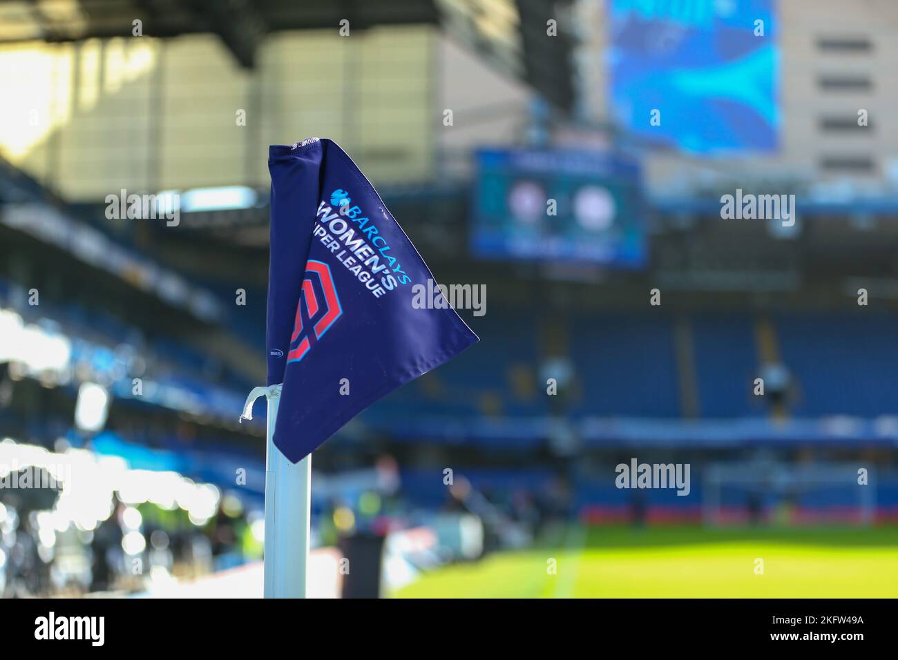 20.. November 2022; Stamford Bridge, Chelsea, London, England: Frauen-Super-League-Fußball, Chelsea Frauen gegen Tottenham Hotspur Frauen; Blick in die Stamford Bridge mit Eckflagge Stockfoto