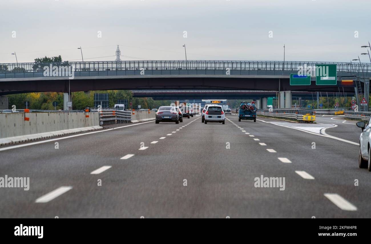 Autobahnlandschaft mit Brücke und einigen Autos in Italien gesehen Stockfoto