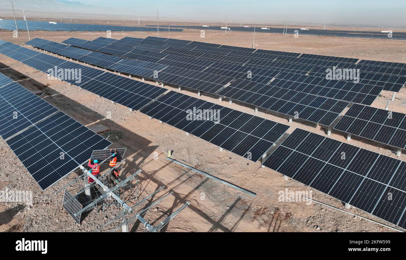 ZHANGYE, CHINA - 15. NOVEMBER 2022 - die Arbeiter beschleunigen die Installation von Photovoltaikpaneelen auf der Baustelle des Projekts zur Solarstromerzeugung Stockfoto