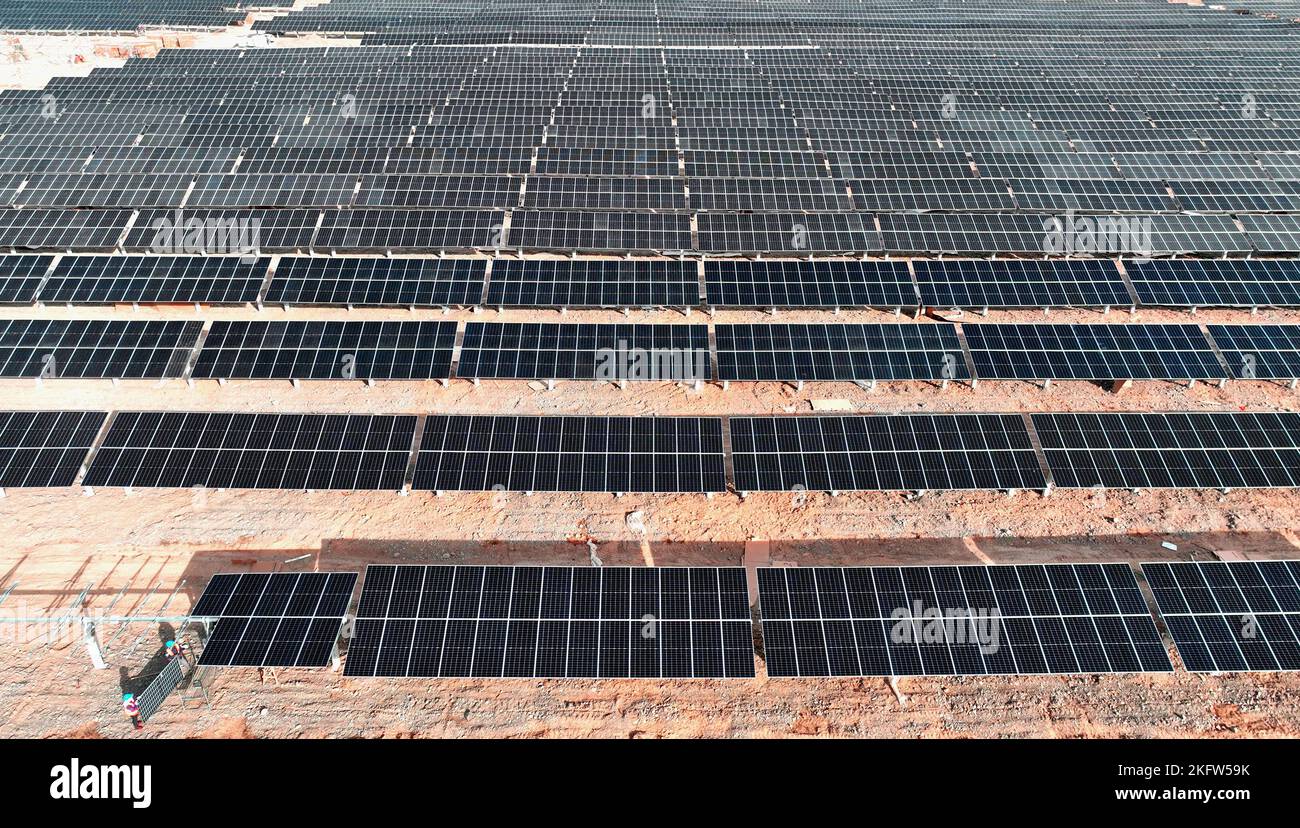 ZHANGYE, CHINA - 15. NOVEMBER 2022 - die Arbeiter beschleunigen die Installation von Photovoltaikpaneelen auf der Baustelle des Projekts zur Solarstromerzeugung Stockfoto