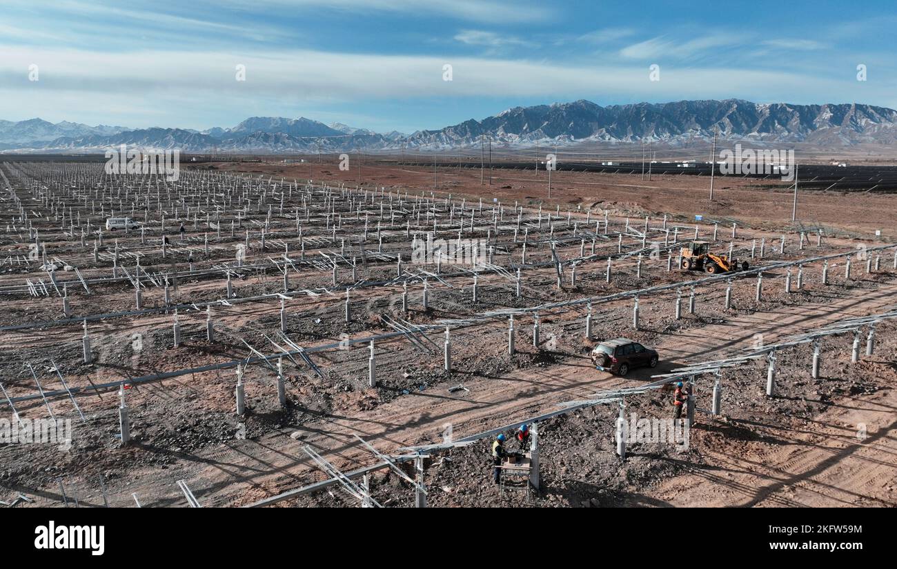 ZHANGYE, CHINA - 15. NOVEMBER 2022 - die Arbeiter beschleunigen die Installation von Photovoltaikpaneelen auf der Baustelle des Projekts zur Solarstromerzeugung Stockfoto