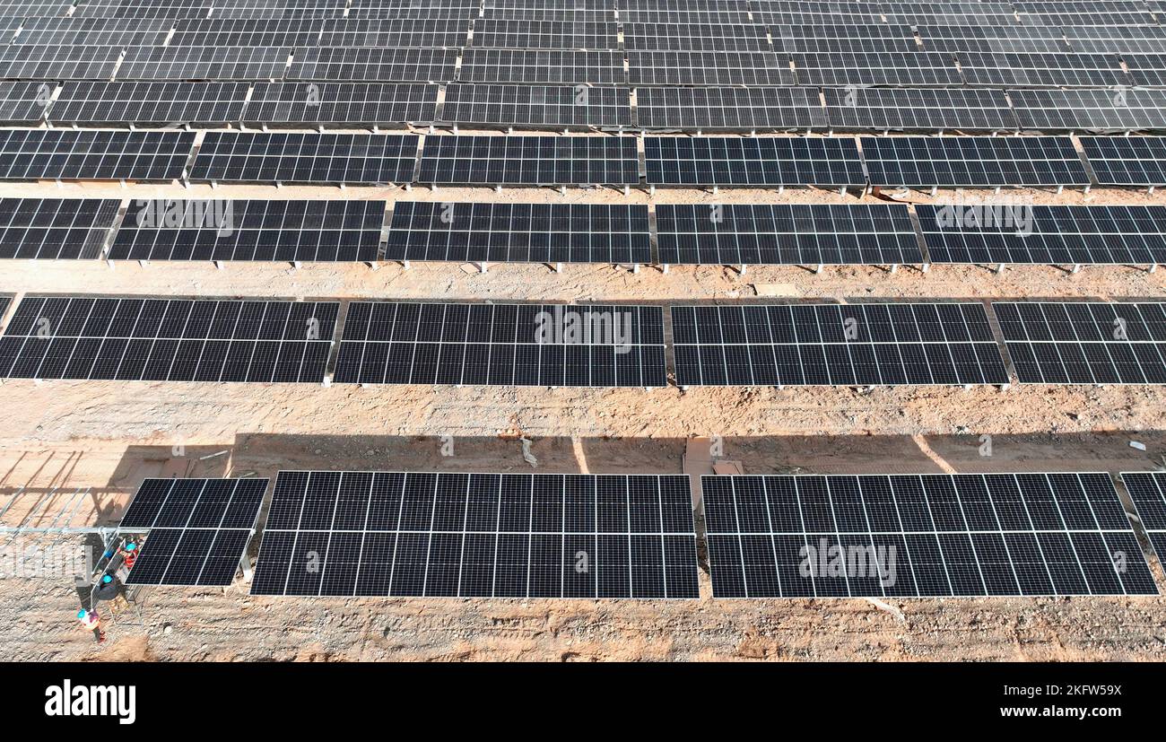 ZHANGYE, CHINA - 15. NOVEMBER 2022 - die Arbeiter beschleunigen die Installation von Photovoltaikpaneelen auf der Baustelle des Projekts zur Solarstromerzeugung Stockfoto